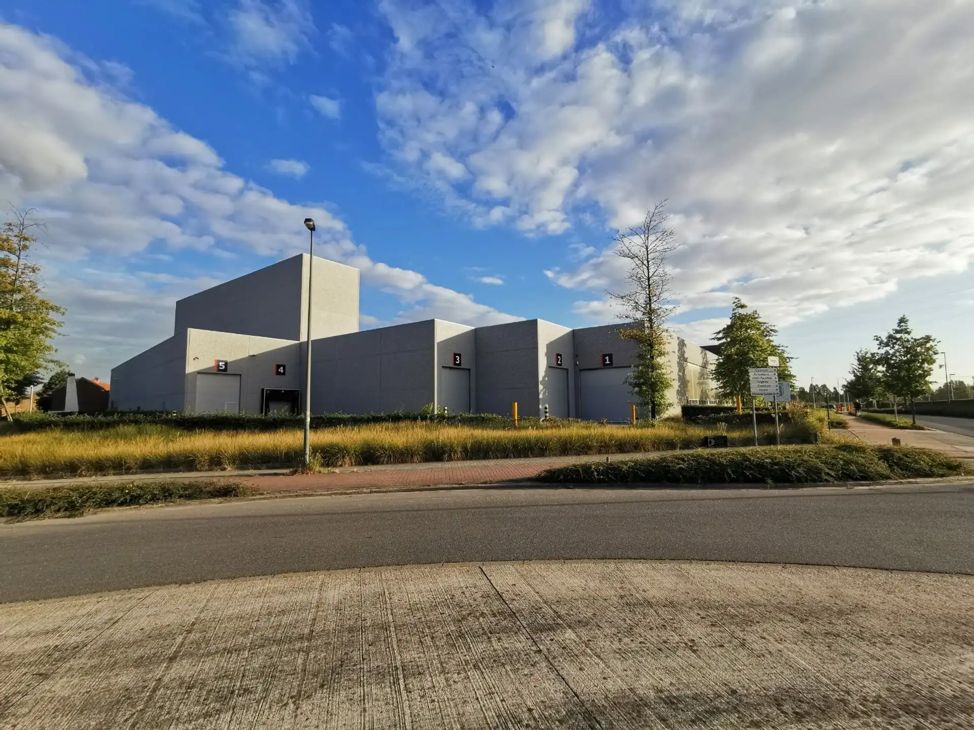 Magazijn 3.911 m² met kantoren en terrein in Zwijndrecht   foto {{pictureIndex}}