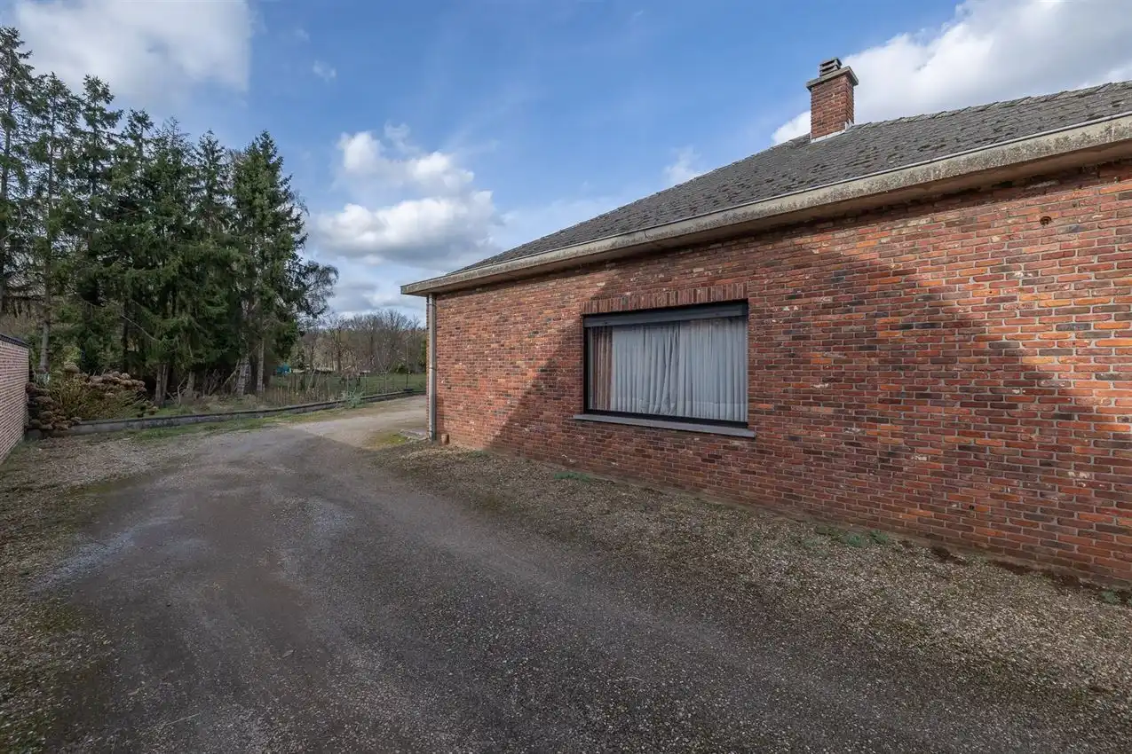 Handspand met ruime woonst en magazijn foto 28