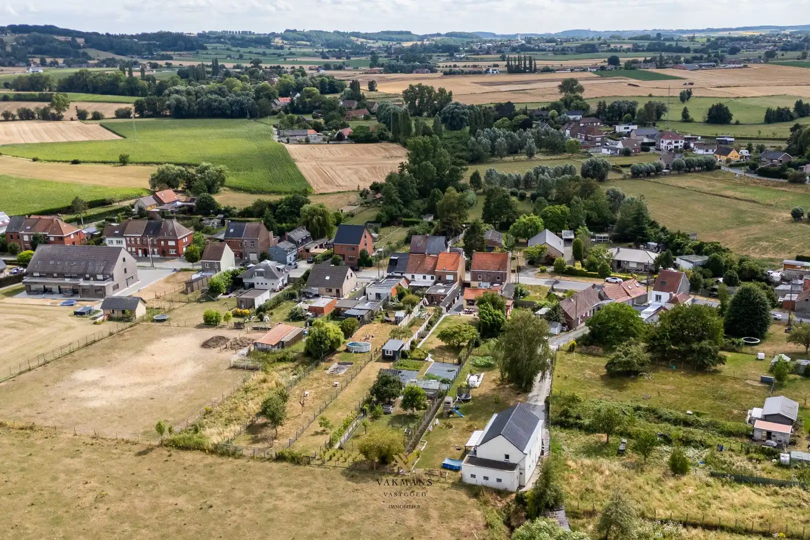 Te renoveren woning op den buiten met veel ruimte en tuin foto 40