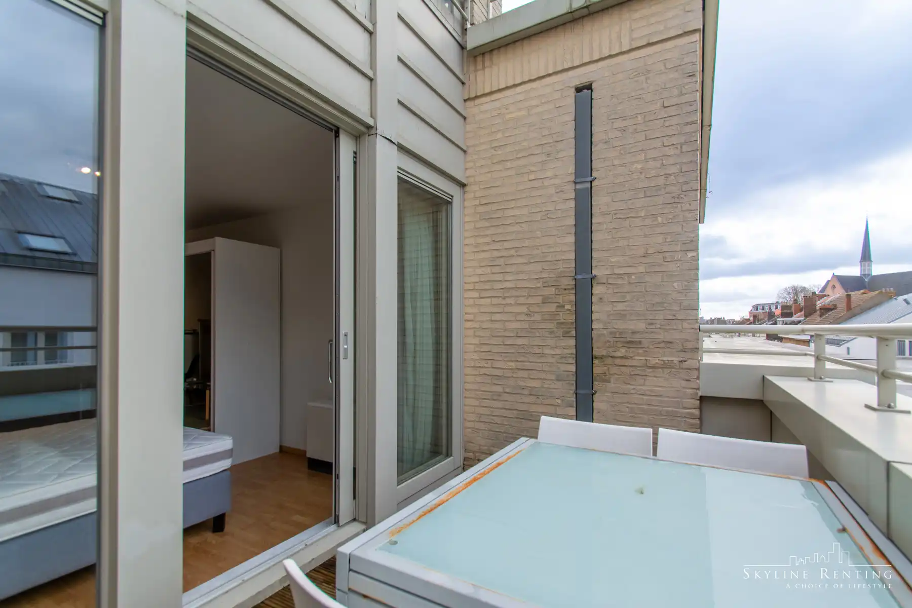 Mooi gemeubelde studio met terras bij EU-Parlement foto 8