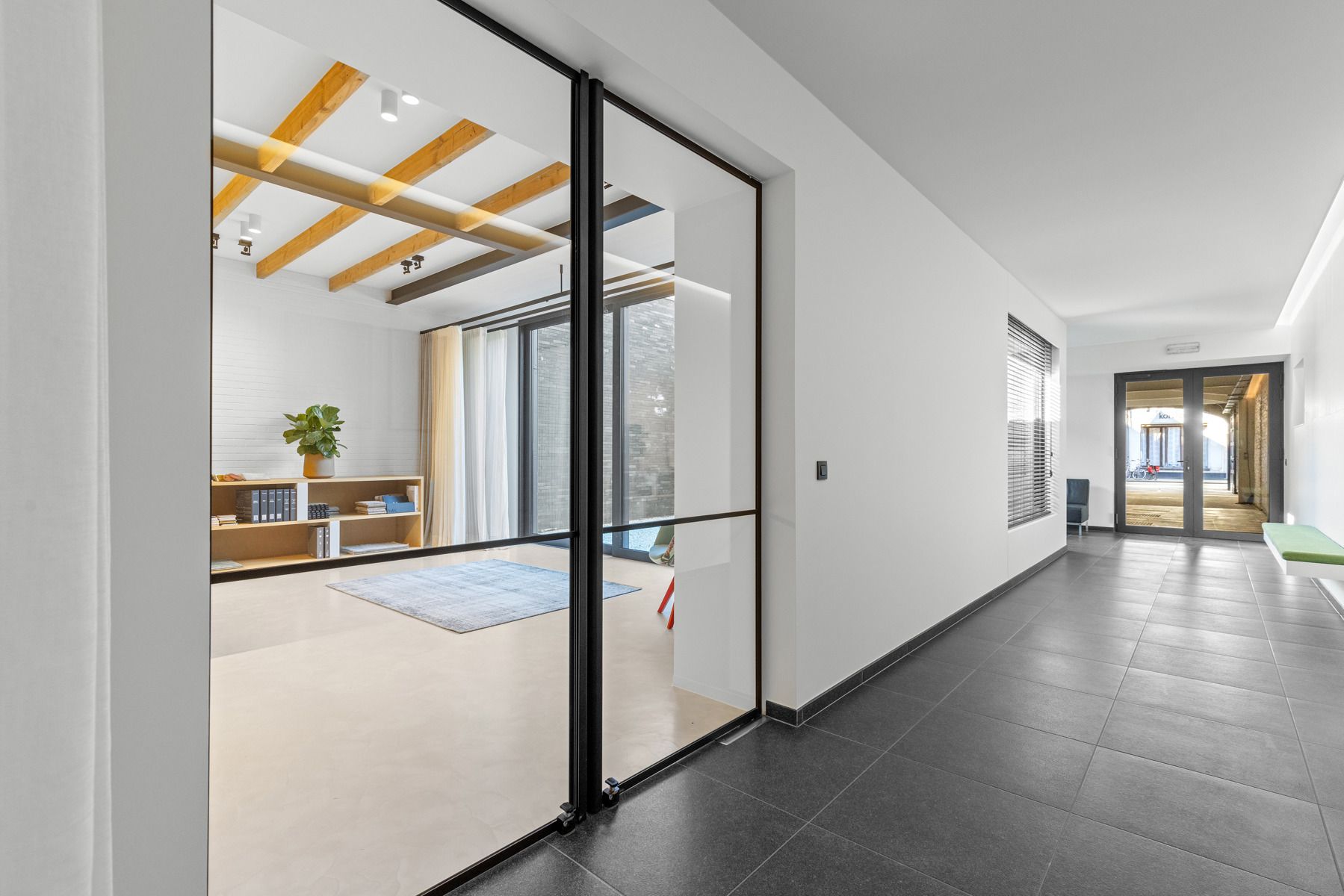 Unieke eigendom met ingericht kantoor, duplex en parking!  foto 3
