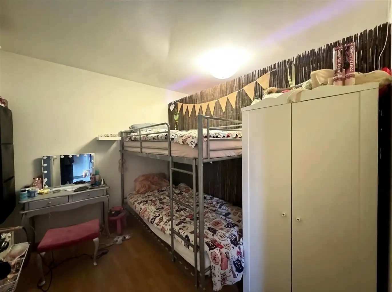 Ruim gelijkvloers appartement met 2 slaapkamers, tuin en garagebox. foto 8