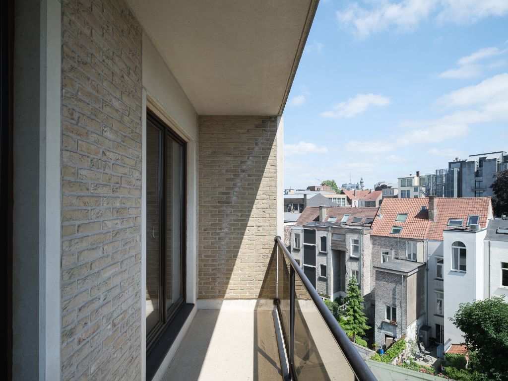 Licht op te frissen penthouse met 4 slaapkamers, meerdere zonneterrassen en een adembenemend uitzicht over de Leie en de Bijloke. Aankoop staanplaats. foto 24