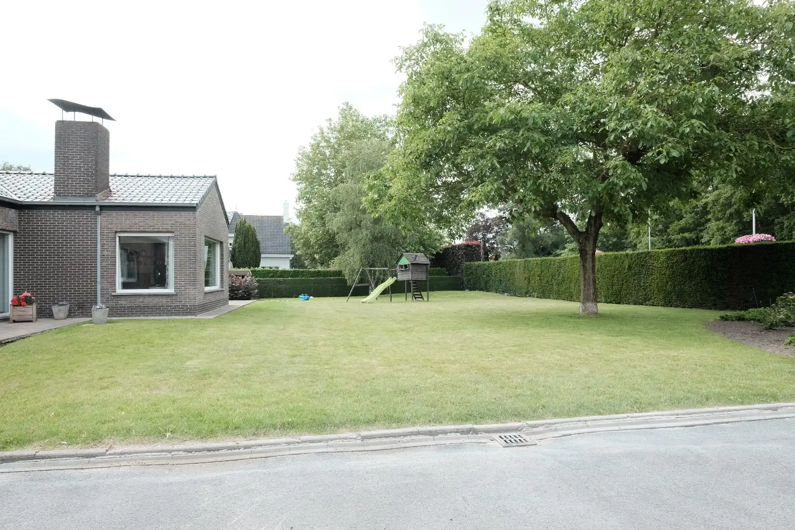 Alleenstaande gelijkvloerse woning op ruim perceel van 1.748 m² in Hooglede foto 2