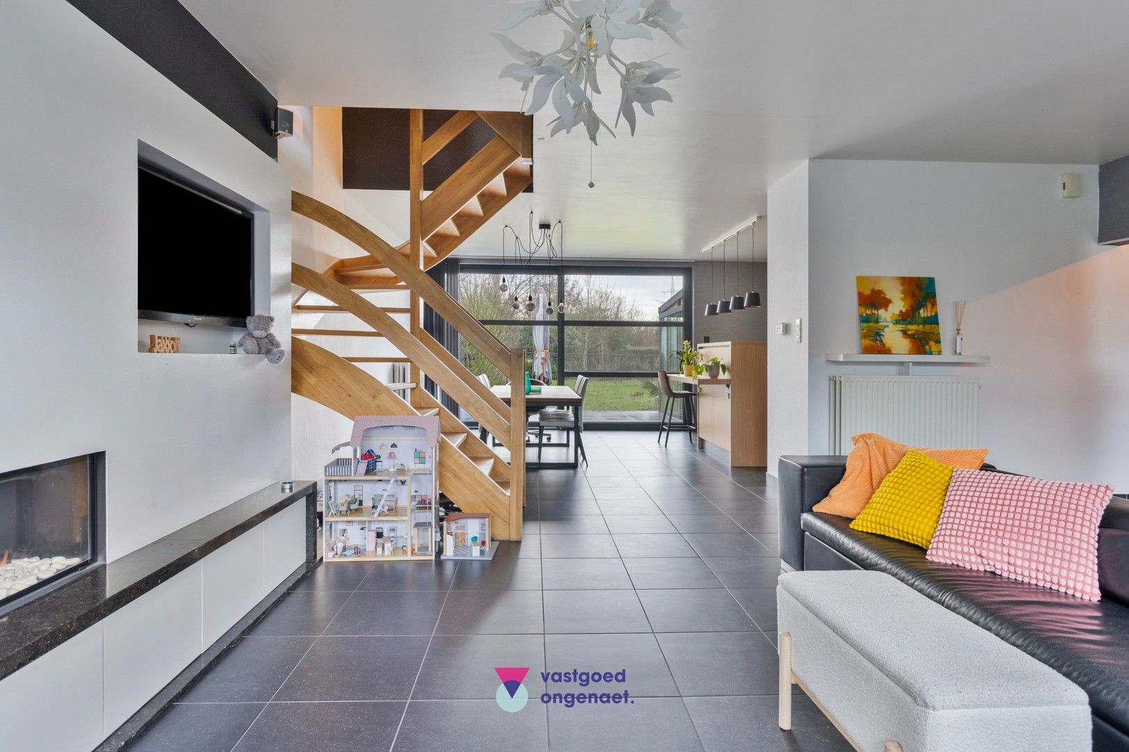 Ruime halfopen bebouwing met zonnige tuin foto 4