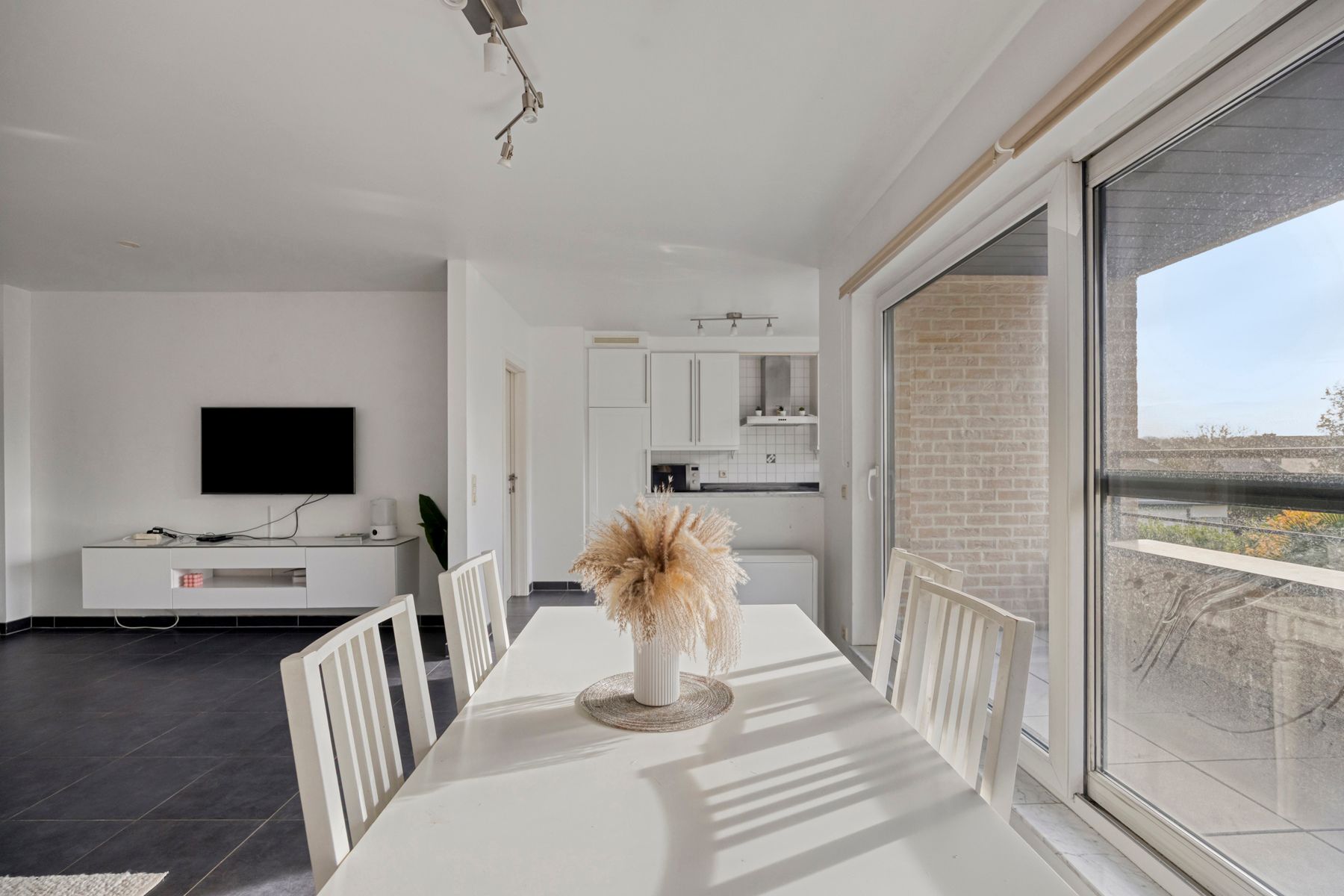 Ruim appartement met 2 slaapkamers, terras en parking  foto 3