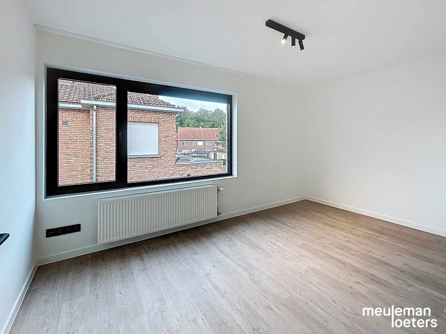 Instapklare woning met tuin en ruime garage foto 10