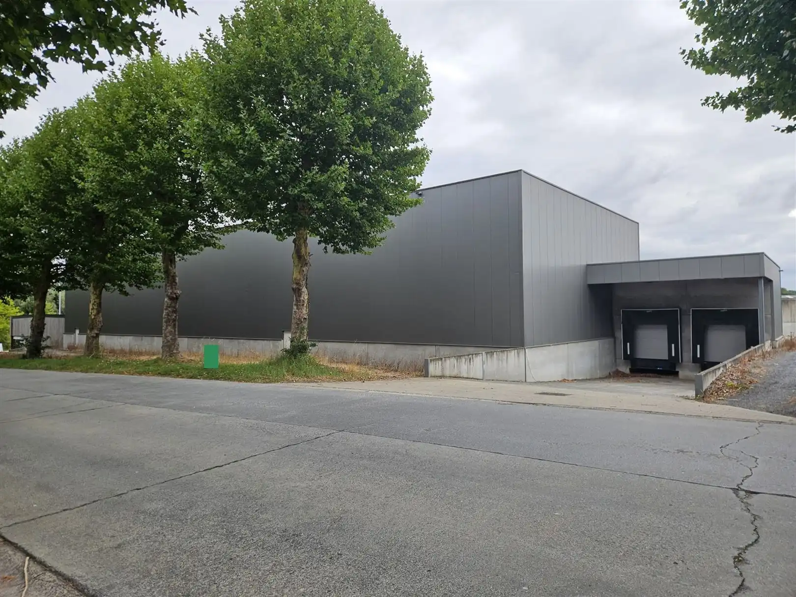 Recent magazijn met laad-en loskades foto {{pictureIndex}}