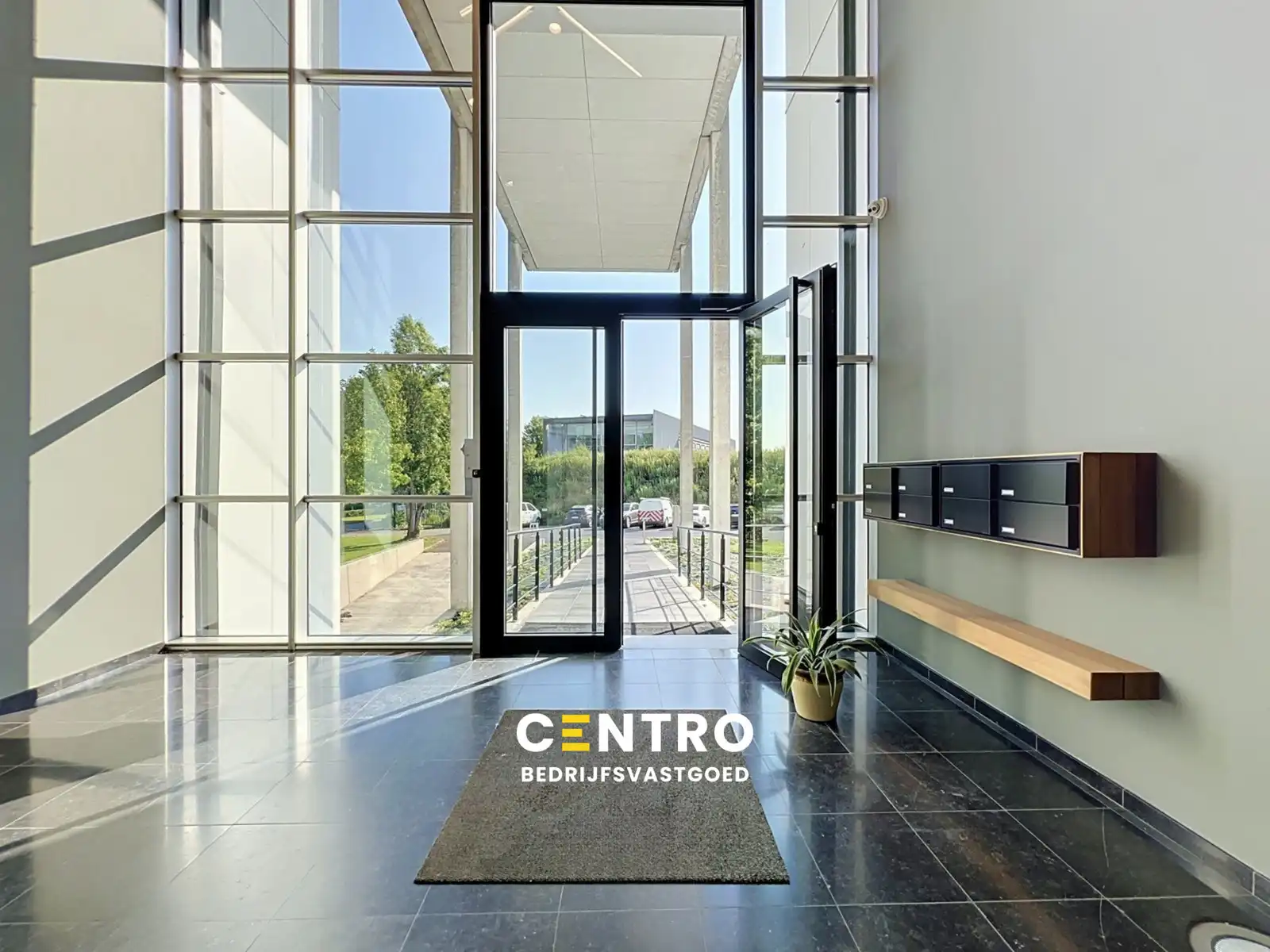 Energiezuinige, vernieuwde SERVICED kantoorruimte op Ieper Business Park! foto {{pictureIndex}}