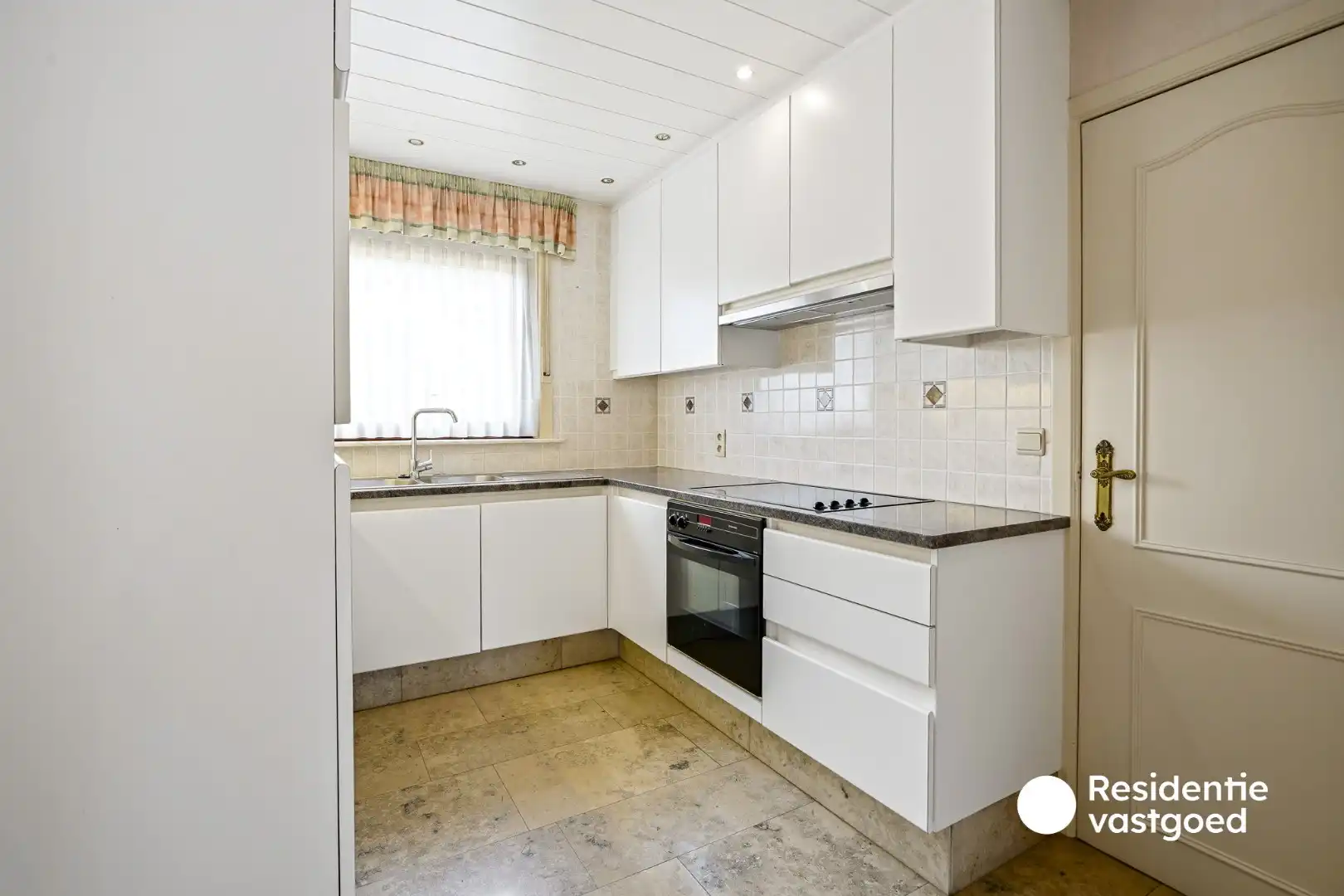 Statige gelijkvloerse villa op een terrein van 2342 m² te Oostduinkerke (Koksijde).  foto 9