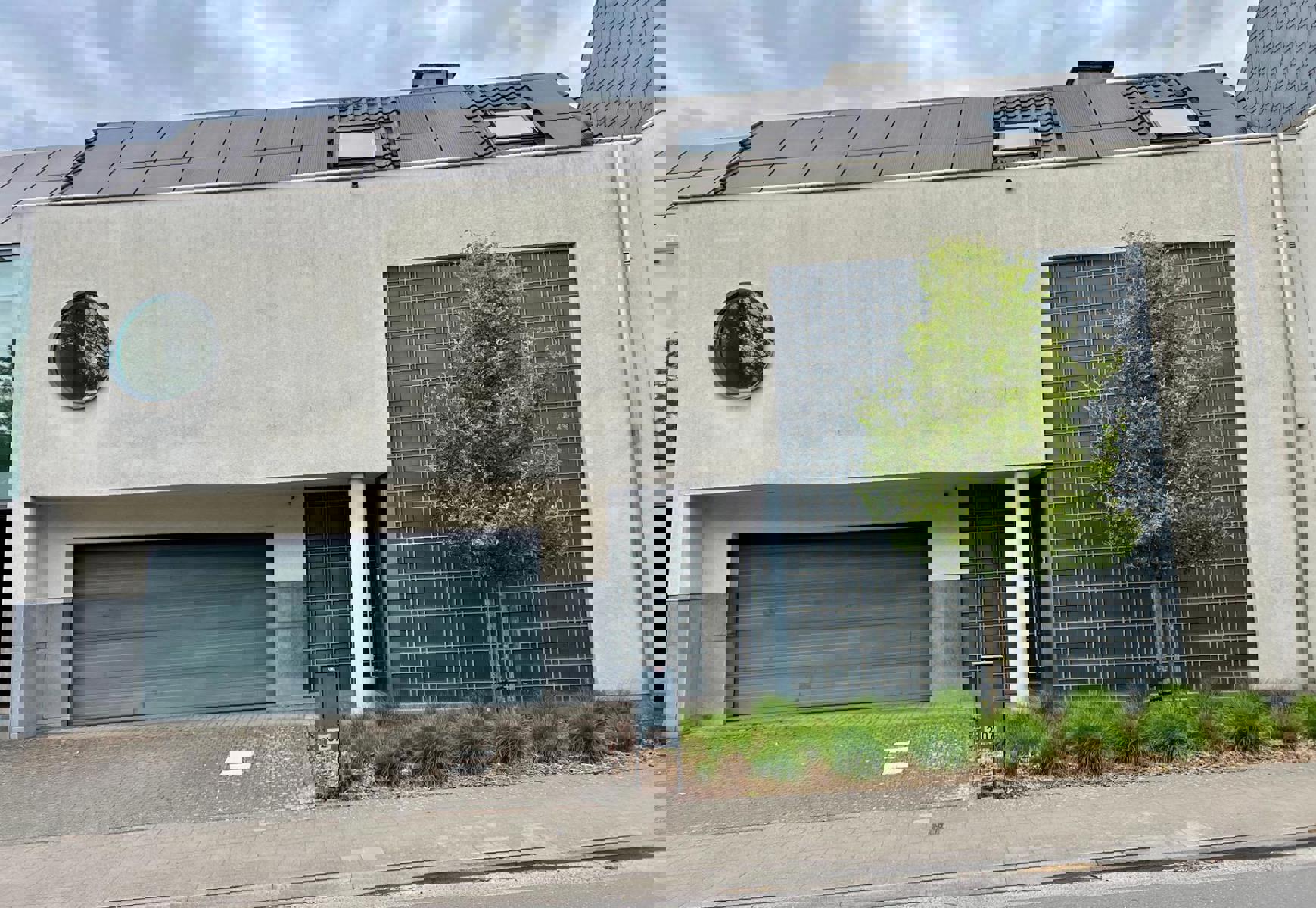 Te huur: modern gemeubeld huis met terras foto {{pictureIndex}}