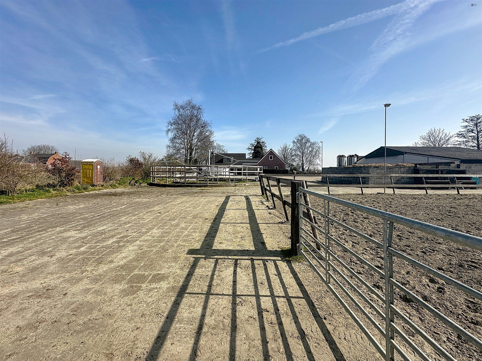 PRACHTIG GELEGEN HOEVE met bijgebouw, paardenstallen, binnenpiste en weiden op 18.385m² foto 49