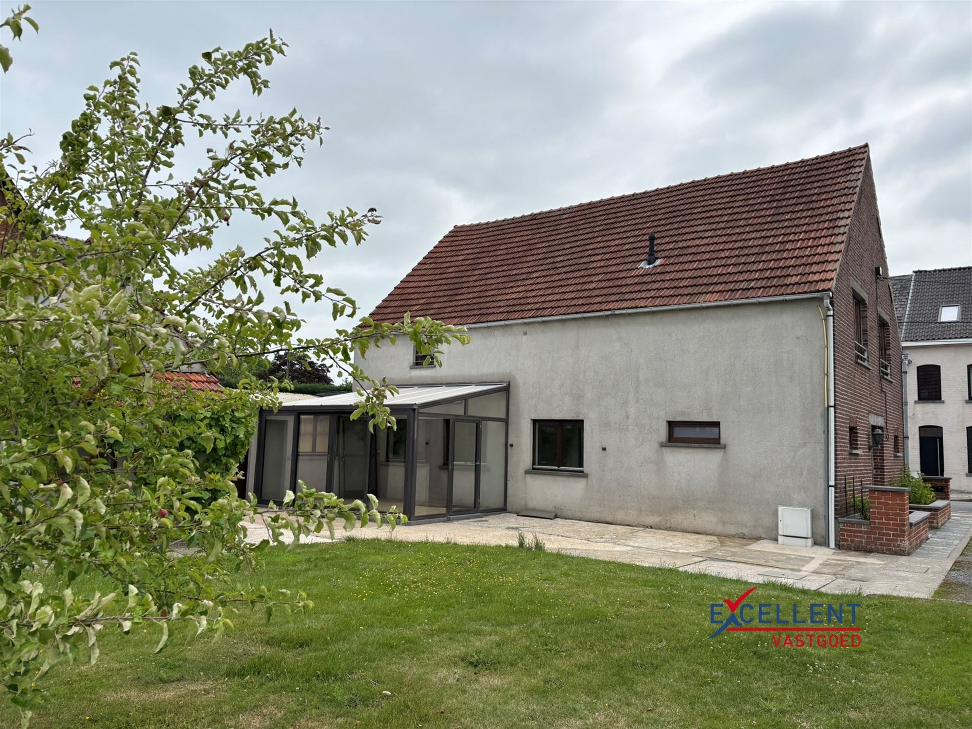 Gezinswoning met 4 slaapkamers & ruime tuin foto 3