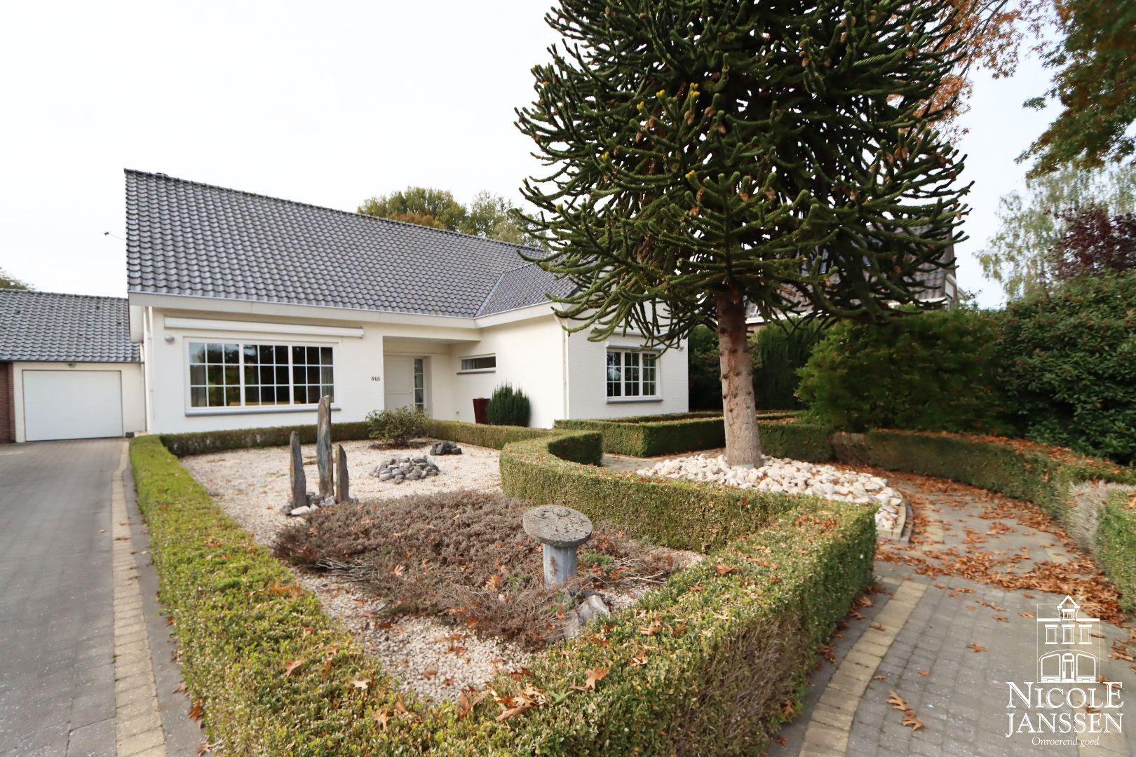 Zeer ruime gezinswoning met vier slaapkamers, inpandige garage en mooie tuin foto {{pictureIndex}}