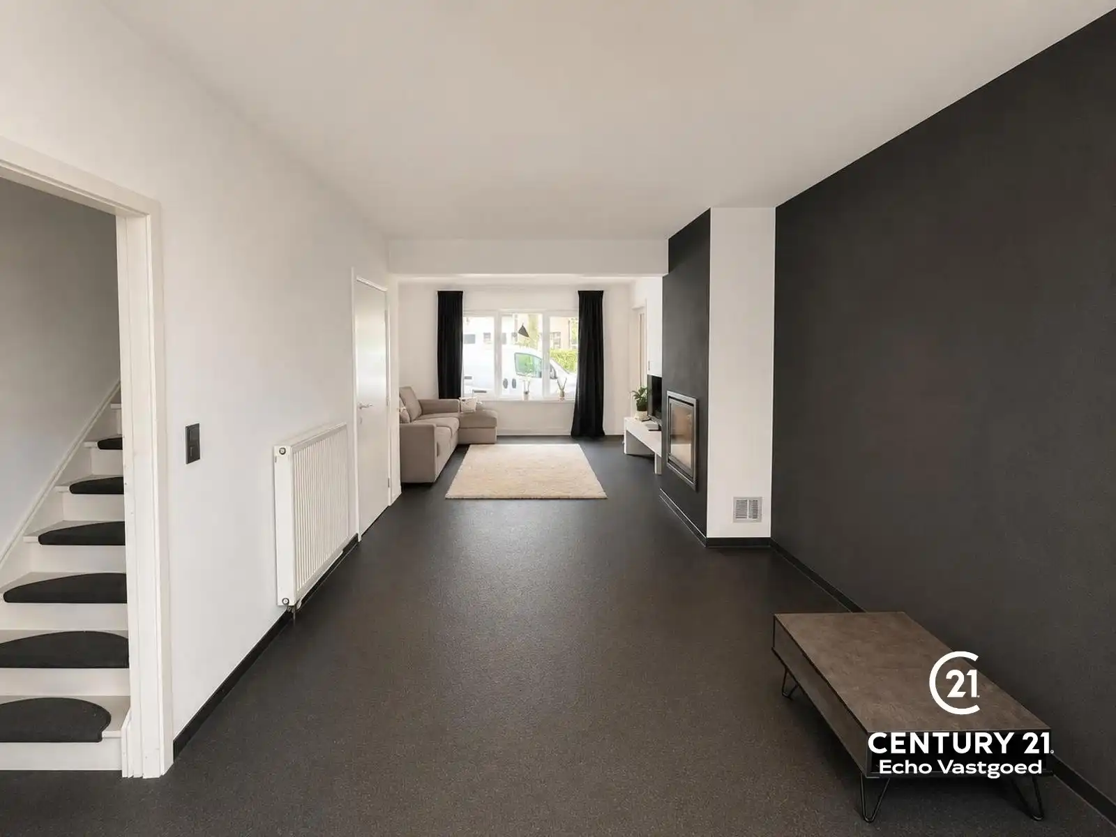 Centraal gelegen, gerenoveerde en instapklare woning foto 3