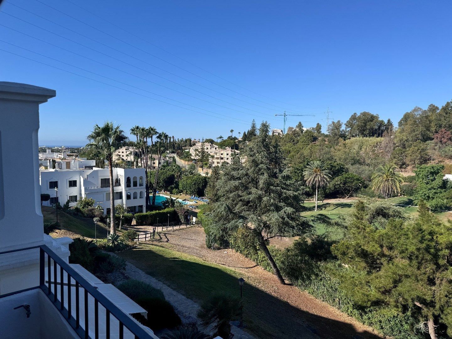 Aangenaam instapklaar en bemeubeld appartement op de golf van La Quinta, Benahavis. foto 12