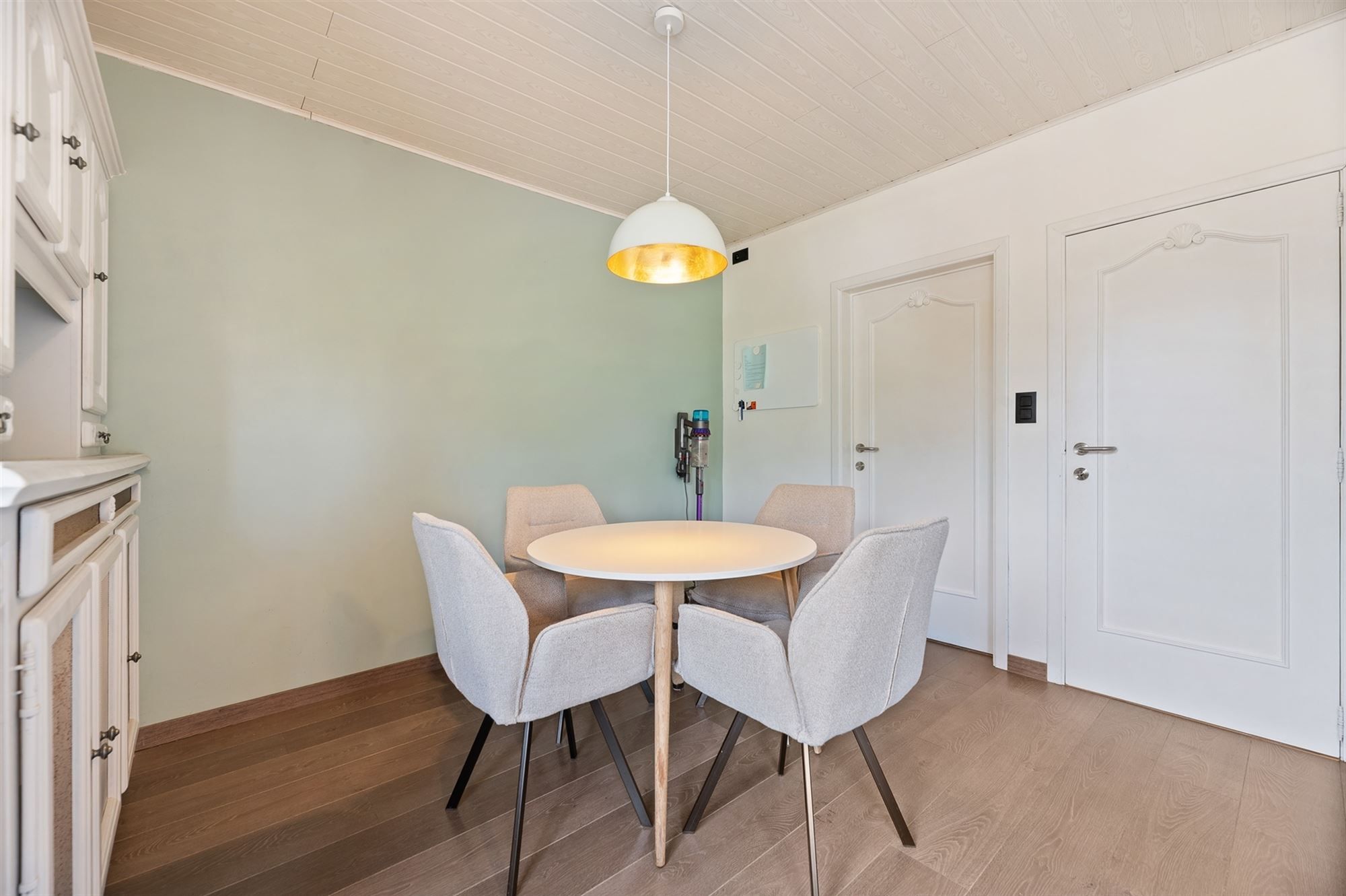 ZEER RUIME EN RECENT GERENOVEERDE WONING OP EEN PERCEEL VAN 2367m² UITGERUST MET EEN VERGUNDE PAARDENSTAL EN ACHTERLIGGENDE WEIDE foto 11