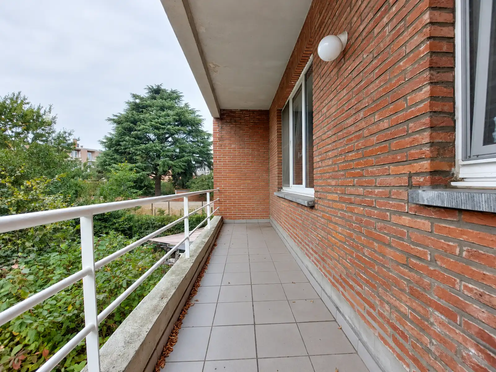 Licht 2 slaapkamer appartement met terras tegenover park! foto 9