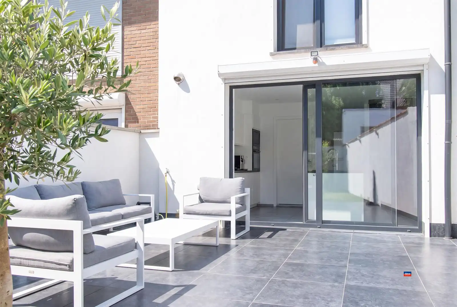 Gerenoveerde woning met terras, drie slaapkamers en garage foto {{pictureIndex}}