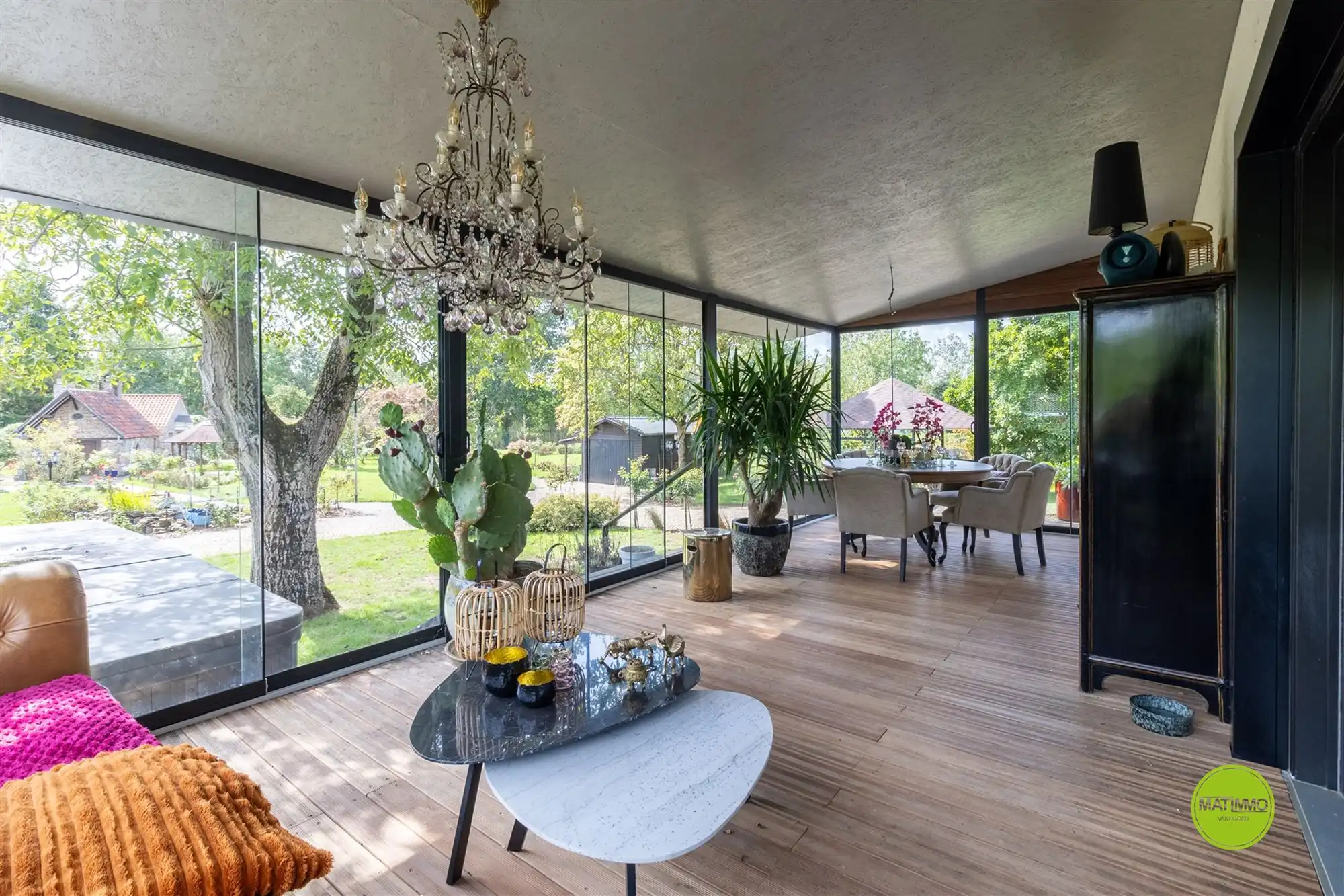Luxueus gerenoveerde woning met groot stuk grond  foto 14