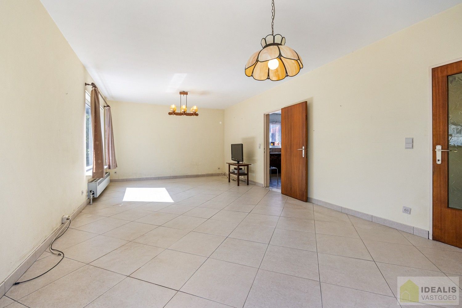 RUSTIG GELEGEN OP TE KNAPPEN EENGEZINSWONING MET 3 SLAAPKAMERS! - De woning omvat maar liefst 166m² bewoonbare oppervlakte met ruime woonkamer, keuken, 3 slaapkamers, badkamer, garage. De woning is rustig gelegen op een perceel met een opp. van 6a 21ca. foto 5