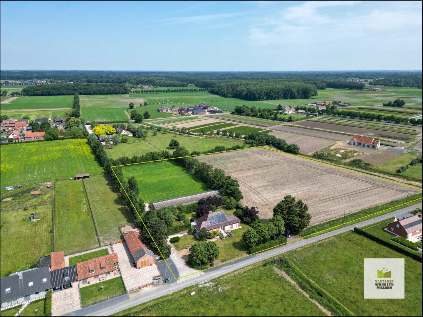 Villa met weide 3.500 m2 en akkerland van 1,4 Ha mét vergunning voor een nieuwe loods van 300 m2  foto {{pictureIndex}}
