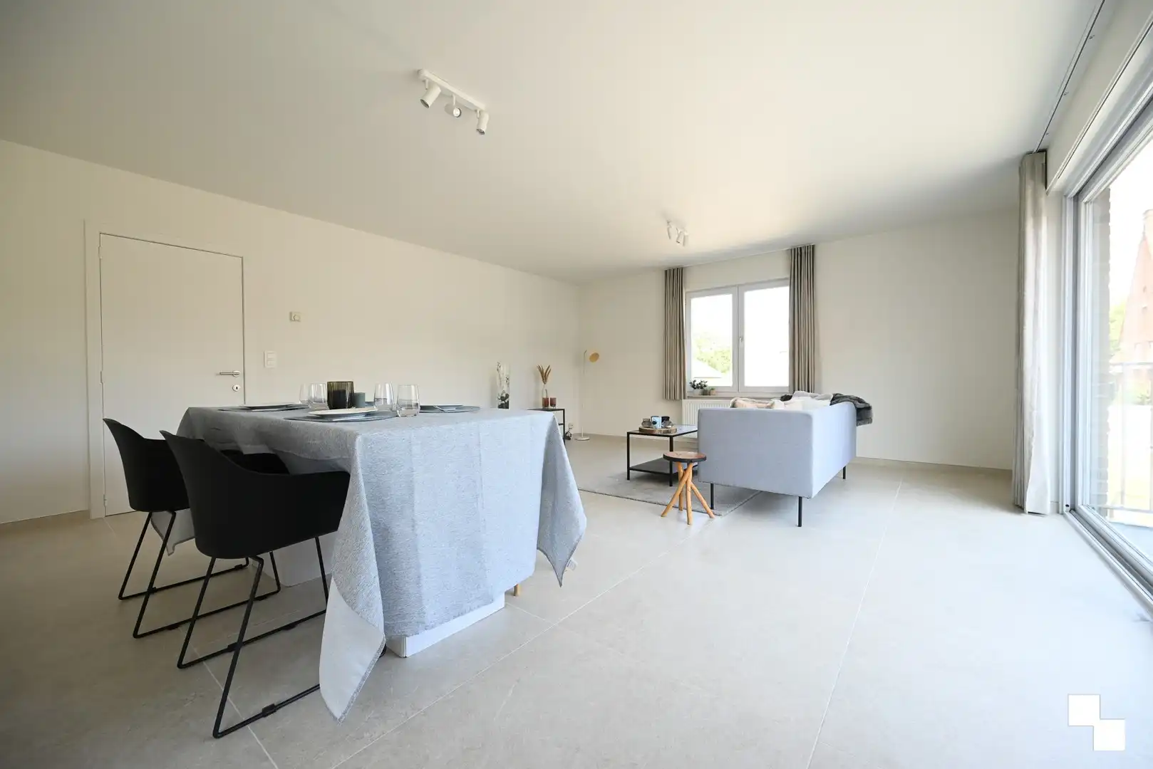 Lichtrijk, compleet gerenoveerd hoekappartement & volledig instapklaar te Izegem, Emelgem. foto 7