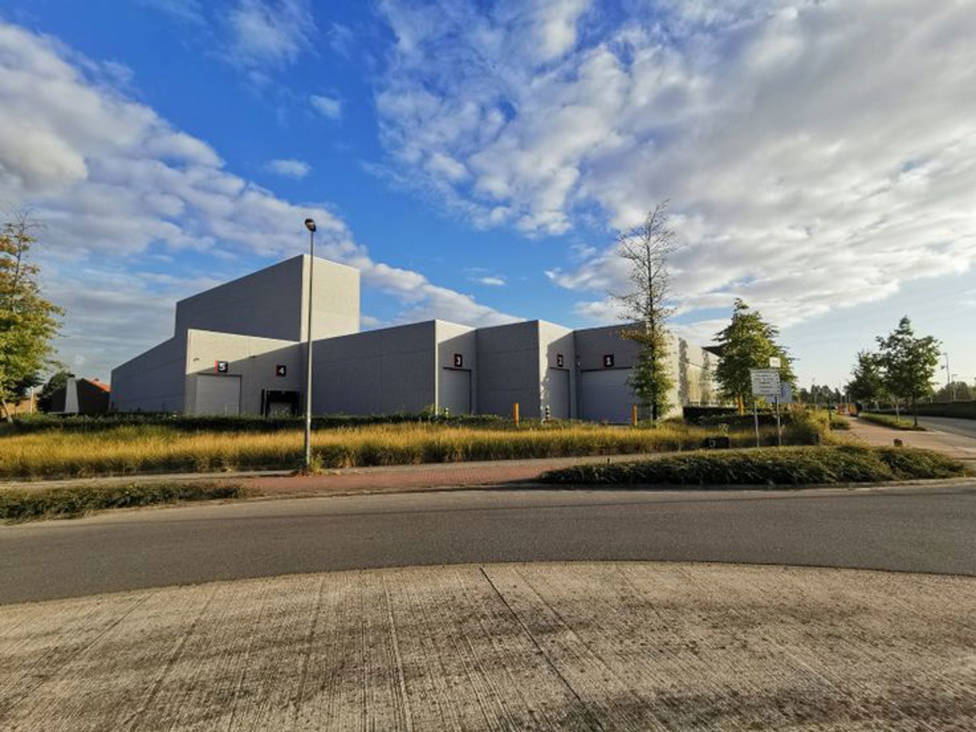 Modern bedrijfsgebouw langs E17 in Zwijndrecht foto 3