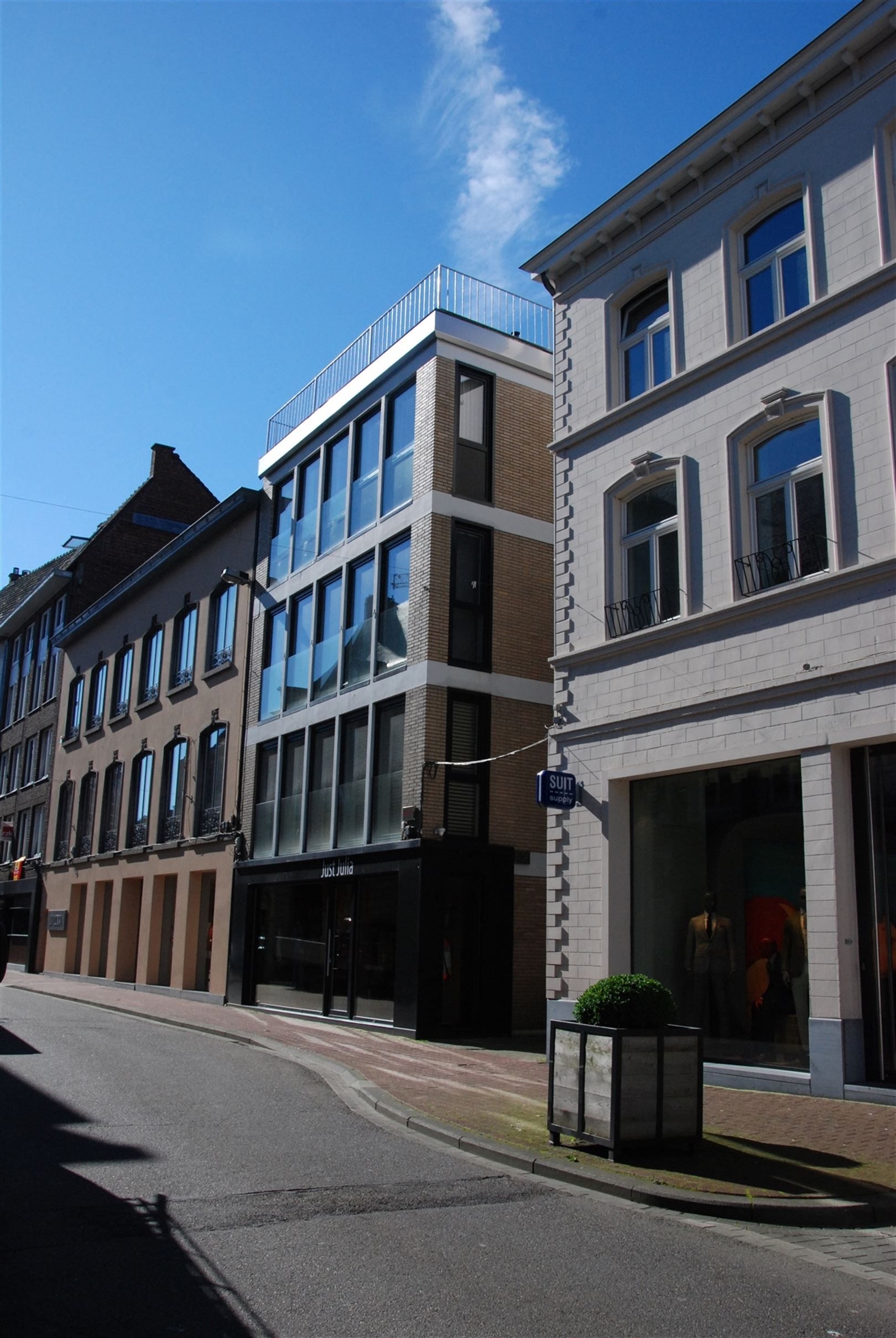 Duplex met ruim terras en garage in de stad foto 2