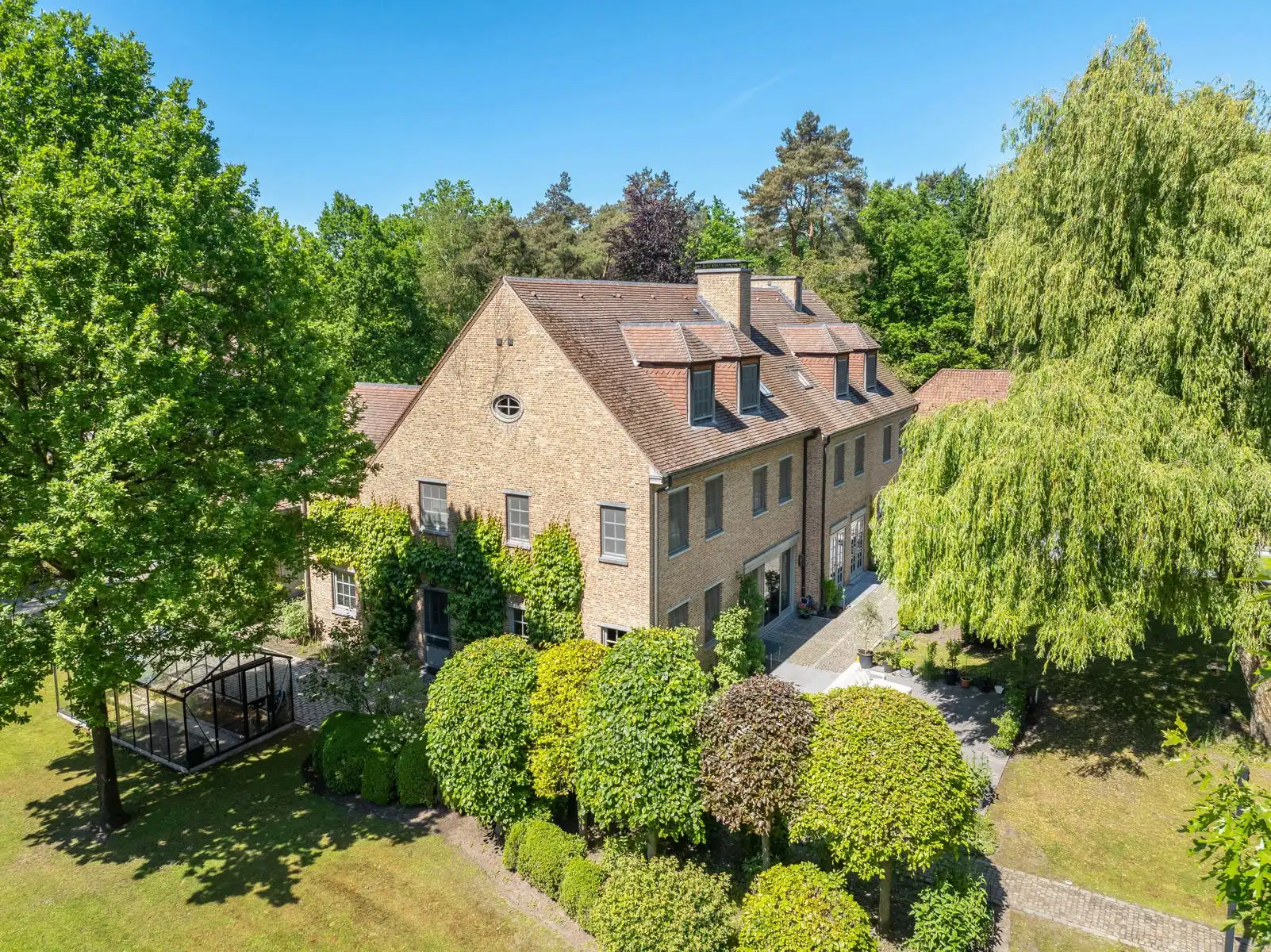 Schitterend domein van 7,7 ha met prachtige villa, zwembad, guesthouse, ruime schuur en uitgebreide paardenfaciliteiten. foto 58