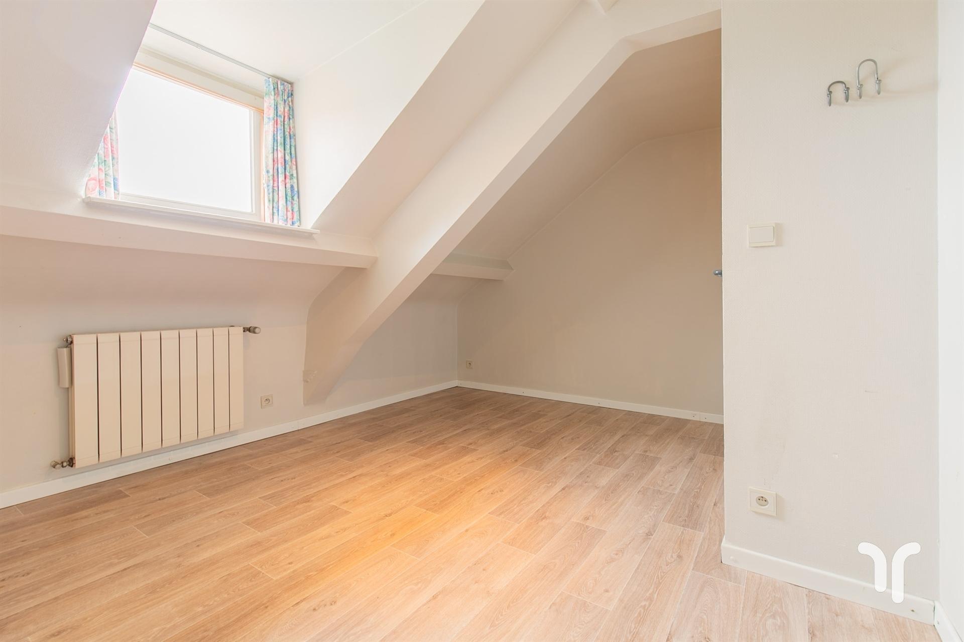 Commercieel gelegen kantoorgebouw met parking, uitweg en appartement met 3 slaapkamers. foto 10