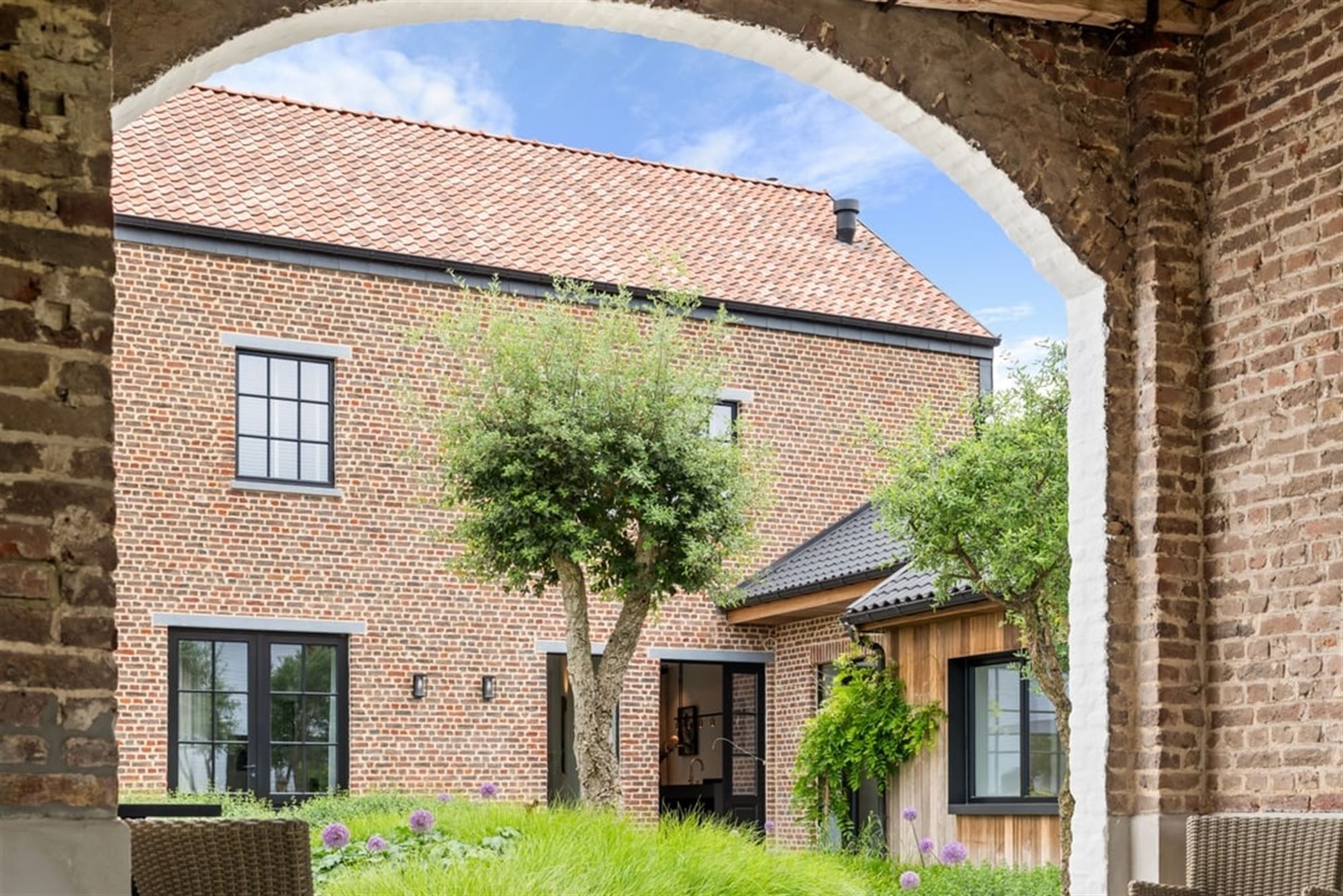 VOLLEDIG GERENOVEERDE VIERKANTSHOEVE GECOMBINEERD MET HISTORISCHE CHARME EN HEDENDAAGSE LUXE  foto 8