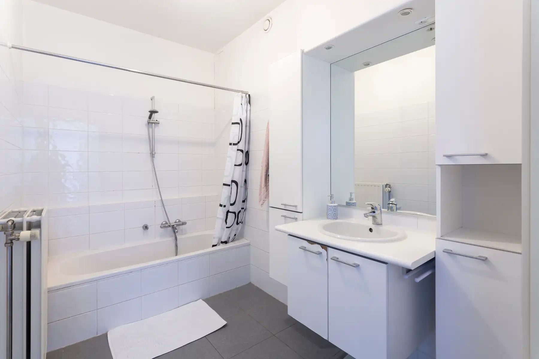 Instapklaar 2-slaapkamerappartement met terras te Berchem foto 11