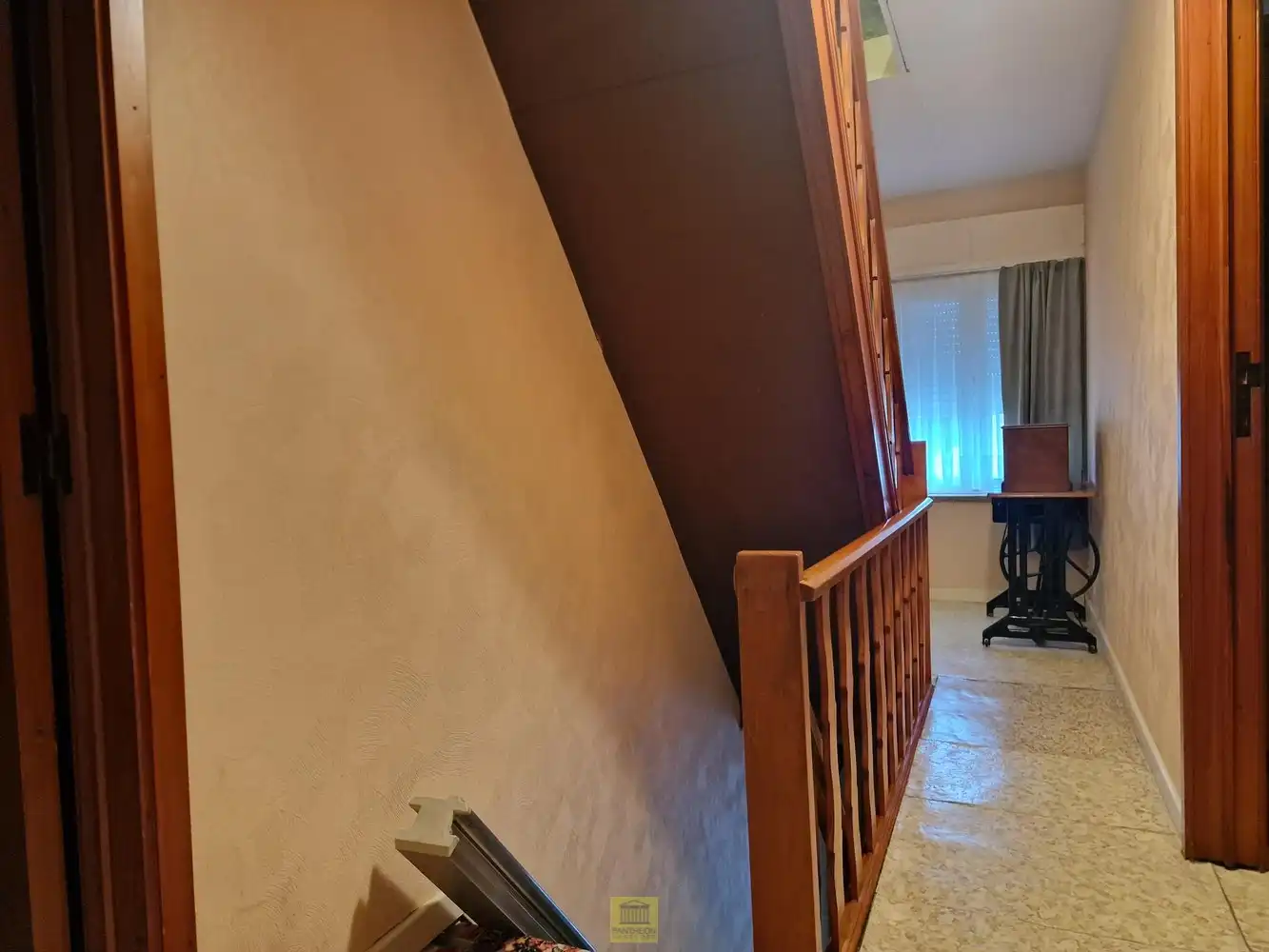 Rustig gelegen gezinswoning met 4 slaapkamers, garage en ruime zolder (= extra kamers) foto 9