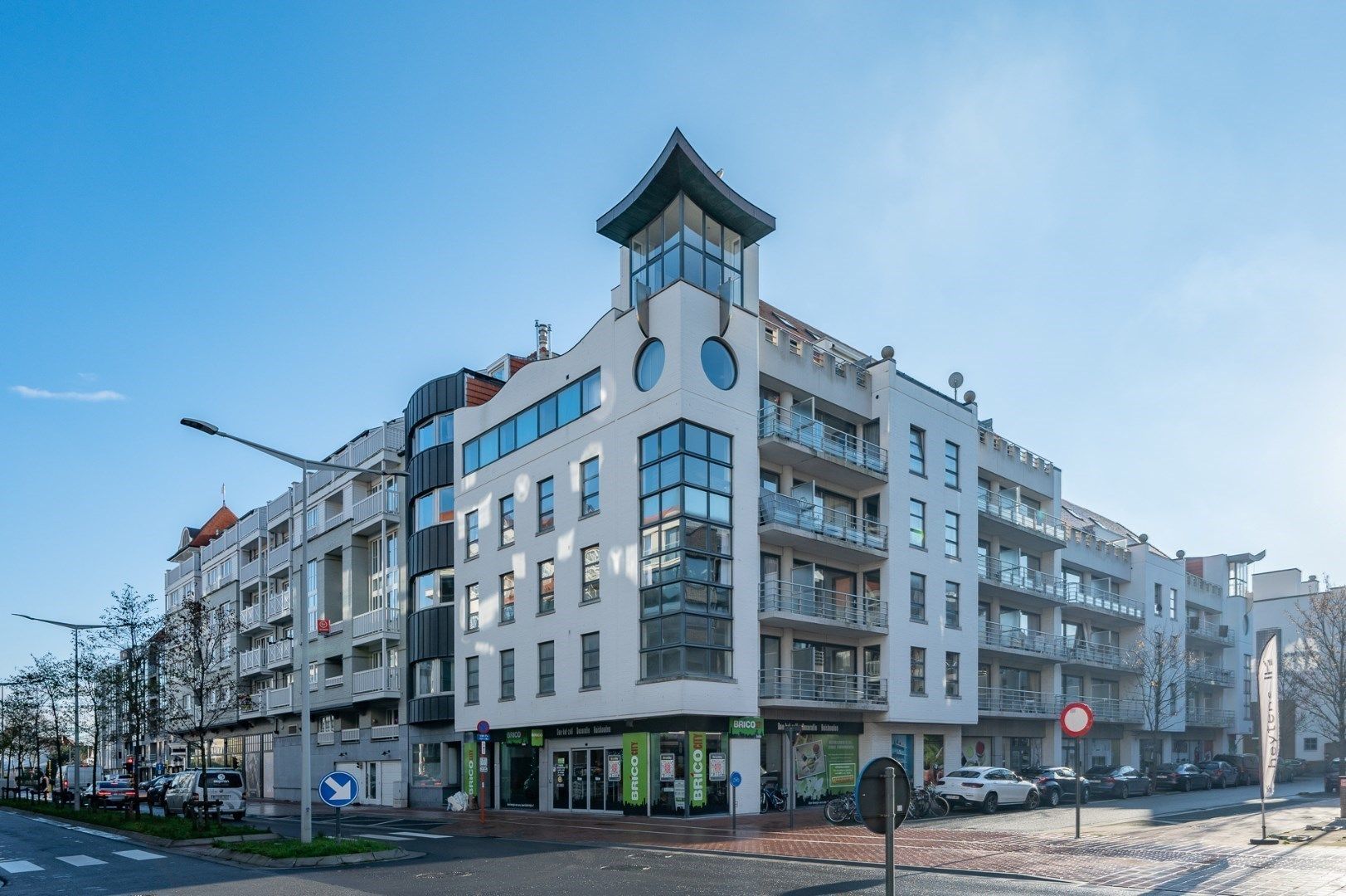 Zeer smaakvol gerenoveerd 2-slaapkamer appartement met zonnig terras in het centrum van Knokke!  foto 4