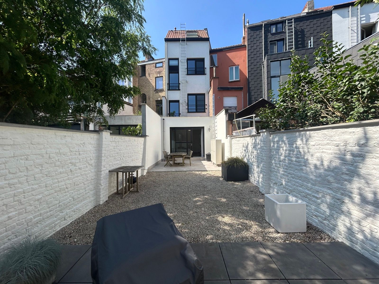Prachtig bemeubelde studio met terras/ tuin foto {{pictureIndex}}