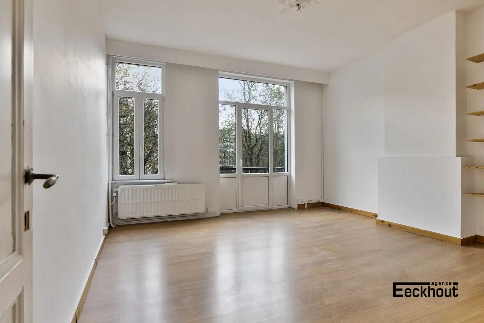 Uniek en ruim (351 m²) herenhuis met garages op topligging te Oostende ! foto 16