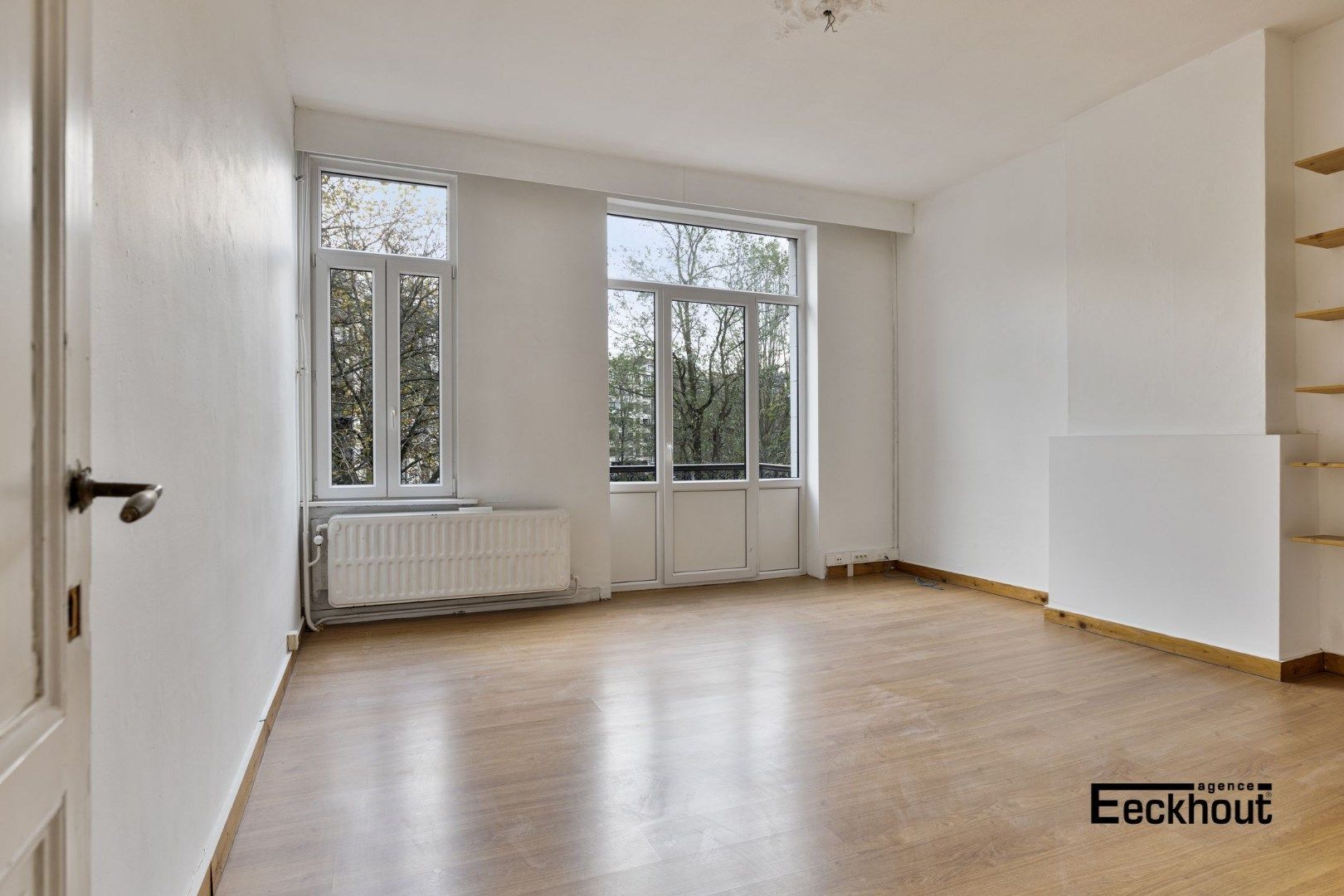 Uniek en ruim (351 m²) herenhuis met garages op topligging te Oostende ! foto 16