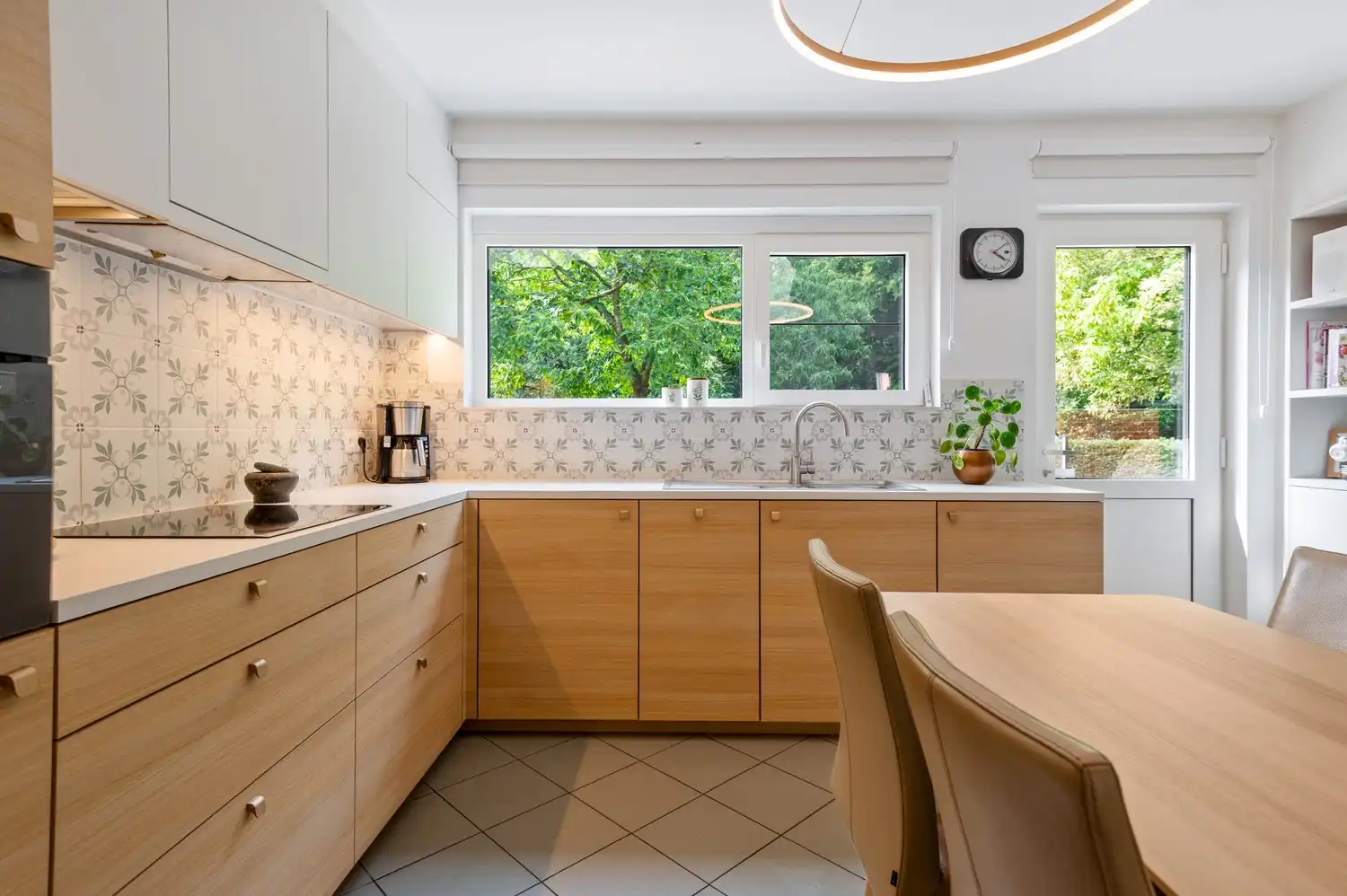 Instapklare, volledig gerenoveerde woning met 3 slaapkamers, bijgebouw en prachtige tuin foto 11