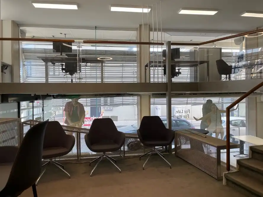 Instapklaar en polyvalent handelspand/kantoor te huur op TOPLOCATIE foto 28
