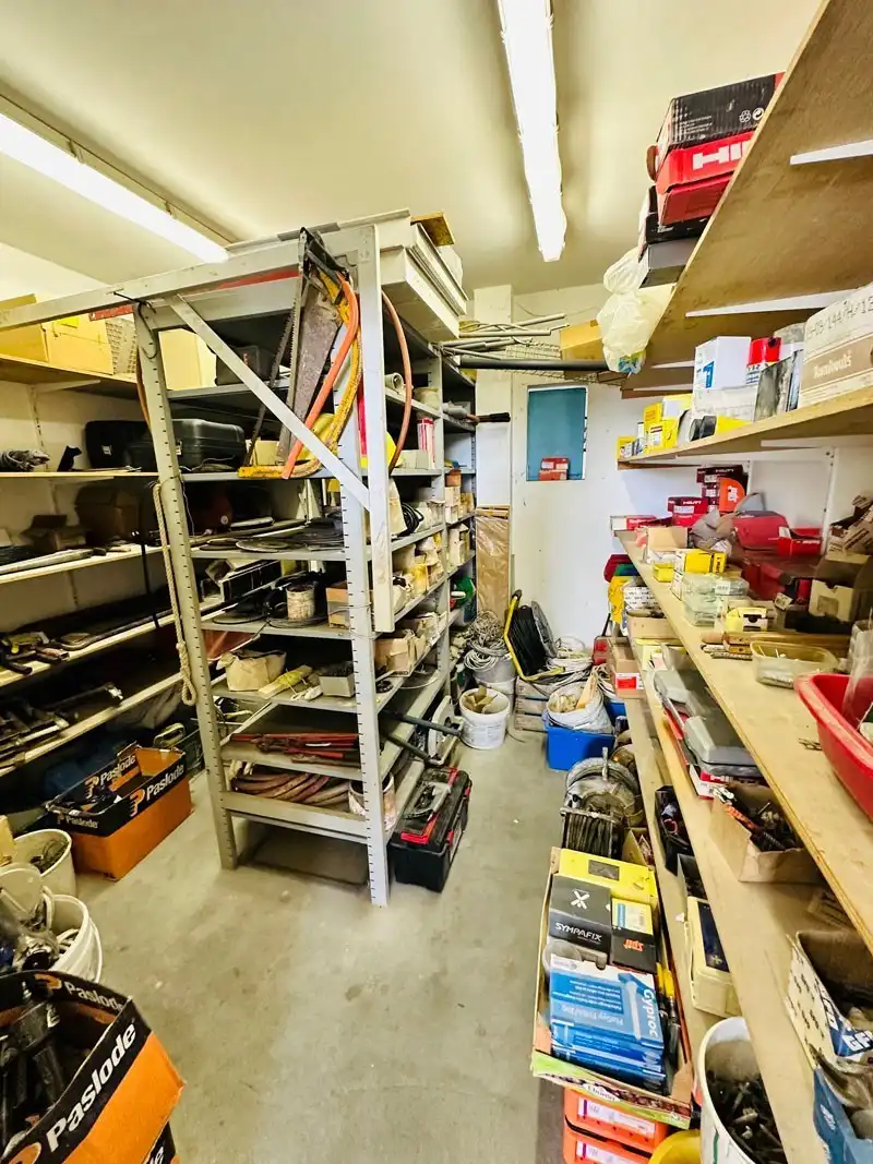 Ruim magazijn met kantoren met veel potentieel te Kuringen foto 22