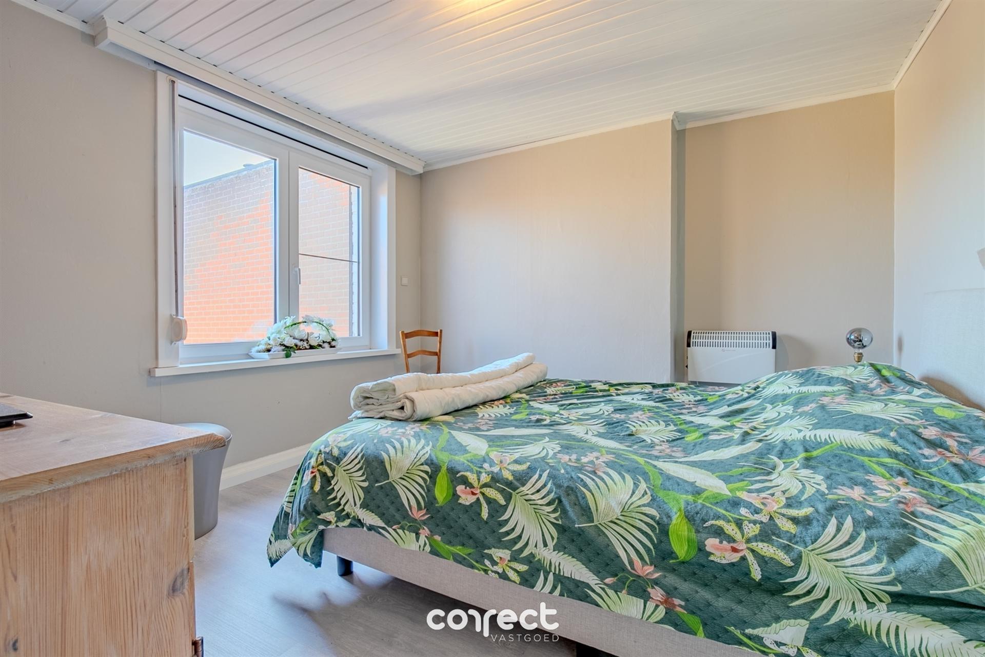 Halfopen bebouwing met ruime oprit, garage, carport en 3 volwaardige slaapkamers. foto 11