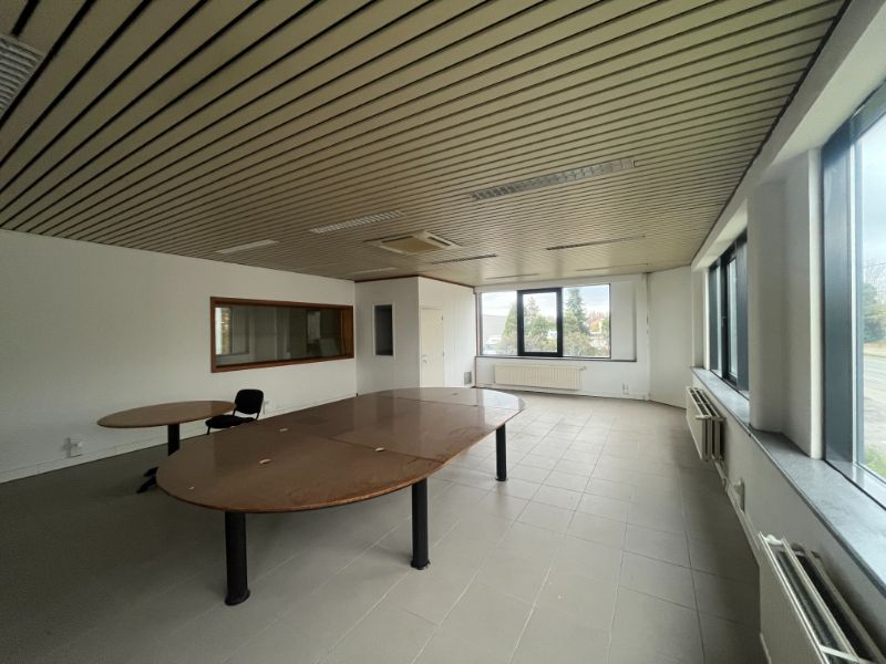 Magazijn met kantoor op zichtlocatie te koop foto 4