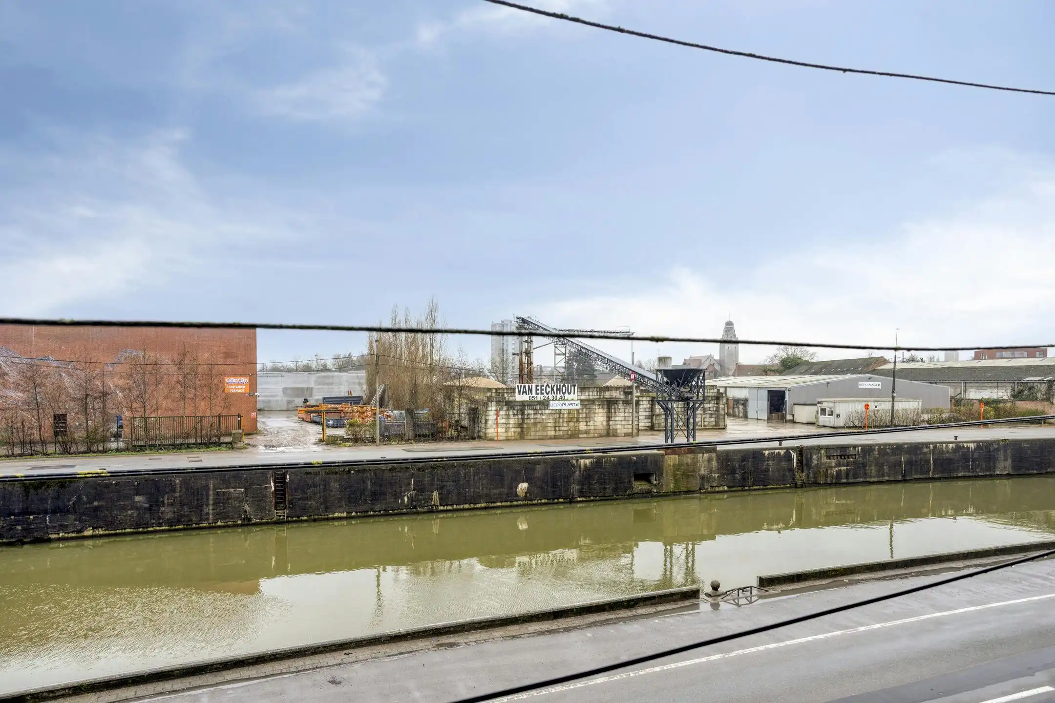 Bel-étage huis te koop met ruime garage en zicht op de vaart foto 21