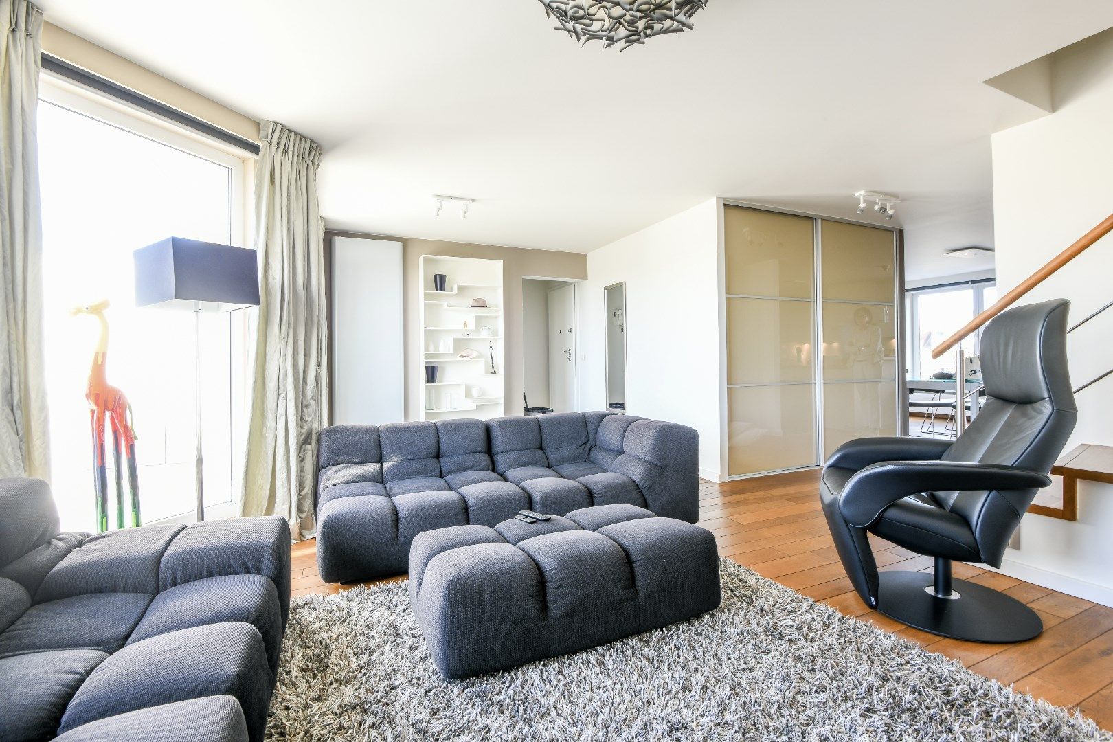 Zeer zonnig en lichtrijk duplexdakappartement, centraal gelegen vlakbij het centrum van Knokke en de zeedijk. Parking mogelijk. foto 4