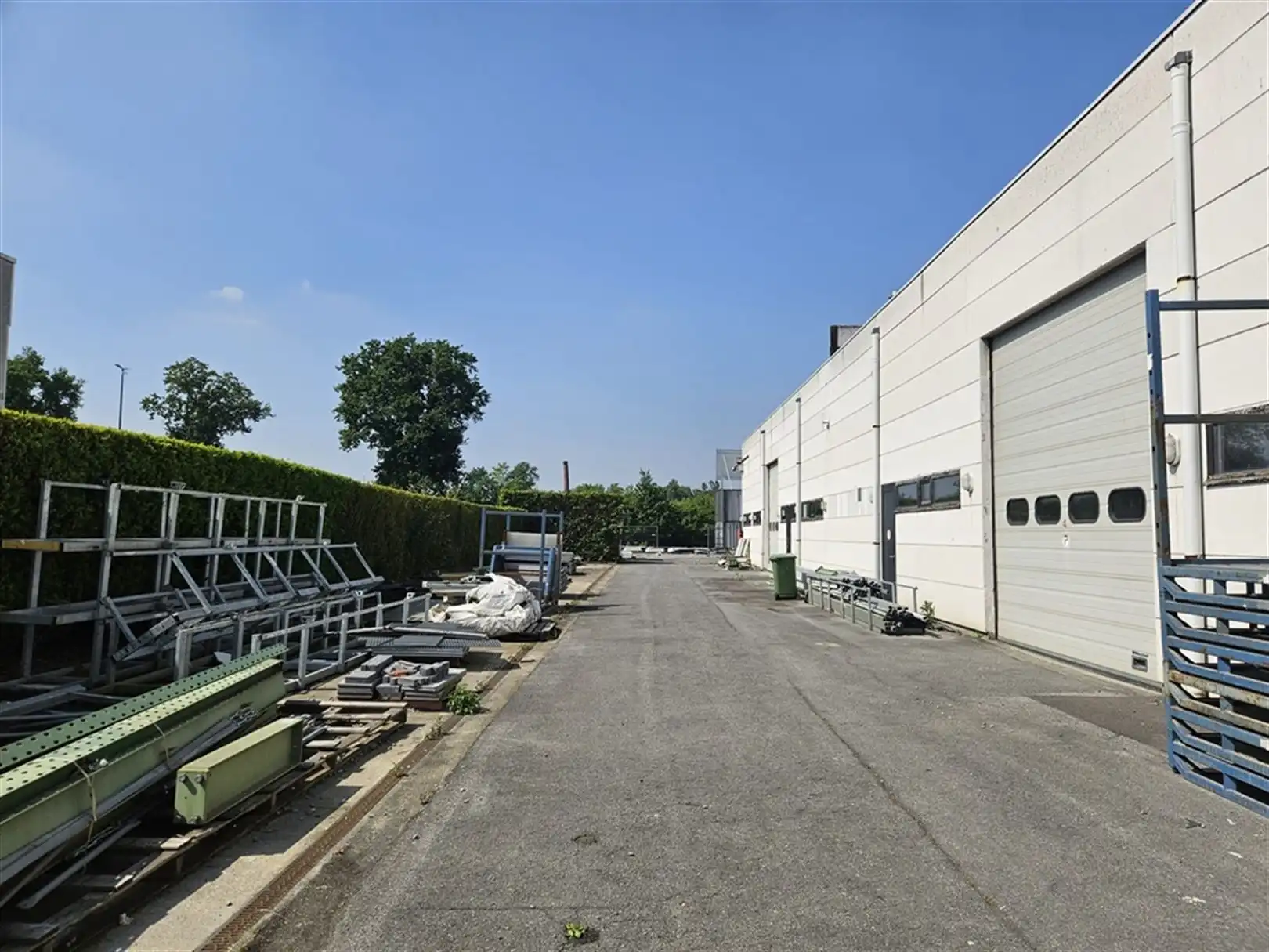 Semi-industrie met verhard terrein foto 2