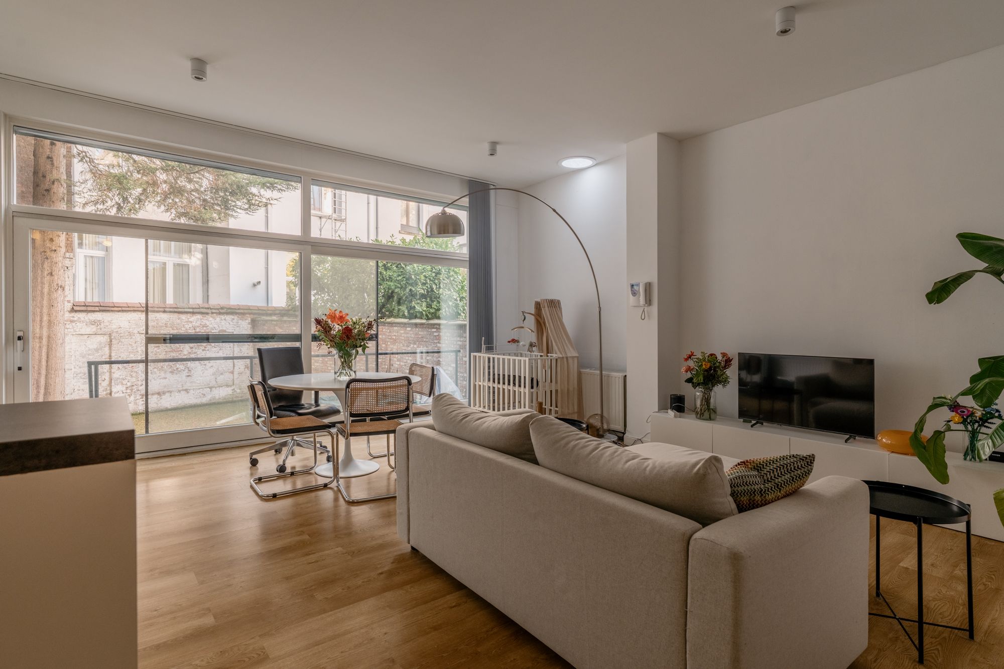 Gelijkvloers appartement met zuid georiënteerde tuin aan het oude Gerechtshof foto 2