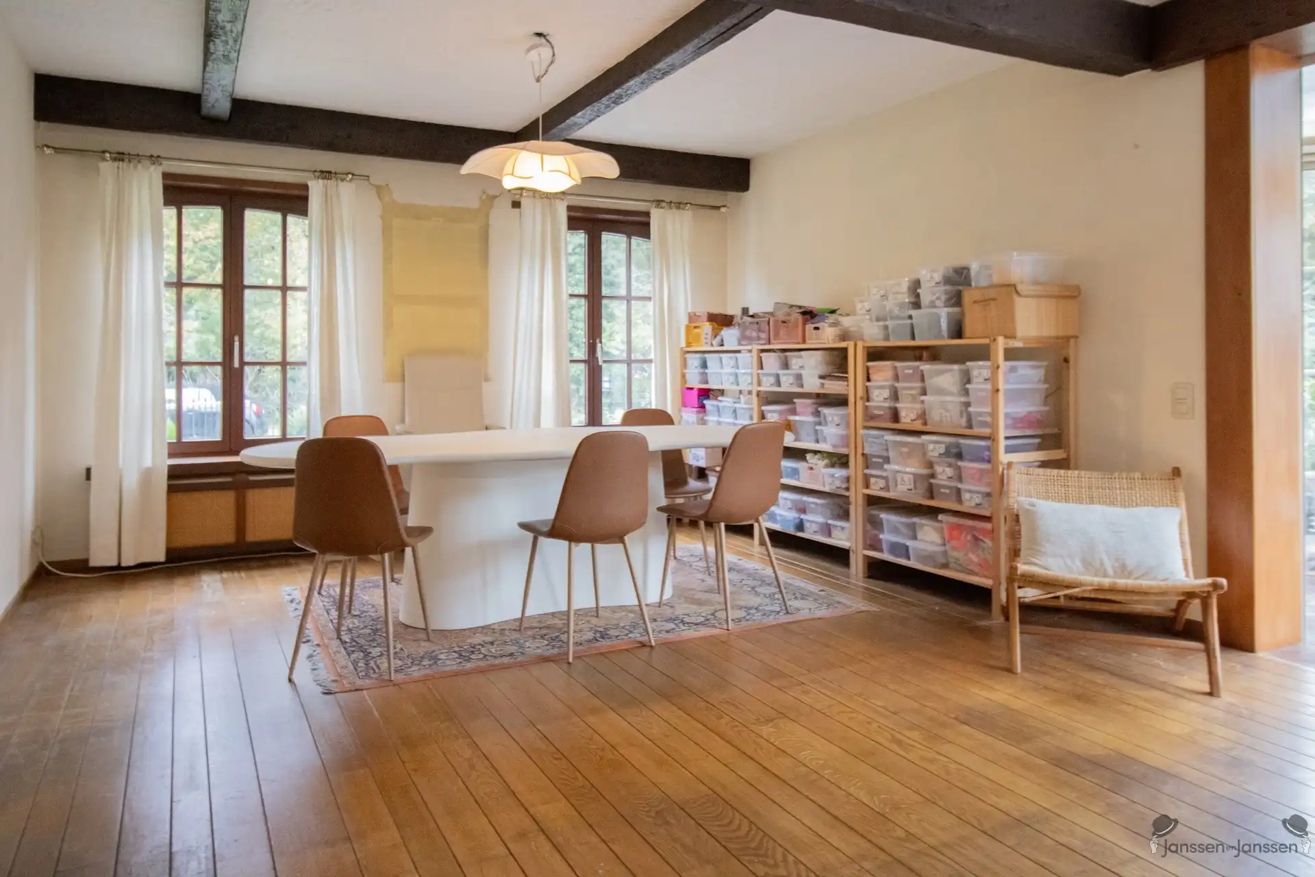 Ruime op te frissen villa met 2 keukens, 2 badkamers en min. 5 slaapkamers op 1.157 m² foto 5