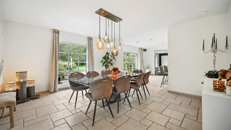 Ruime villa van 336m² op 1 hectare 45 are met vijver foto 11