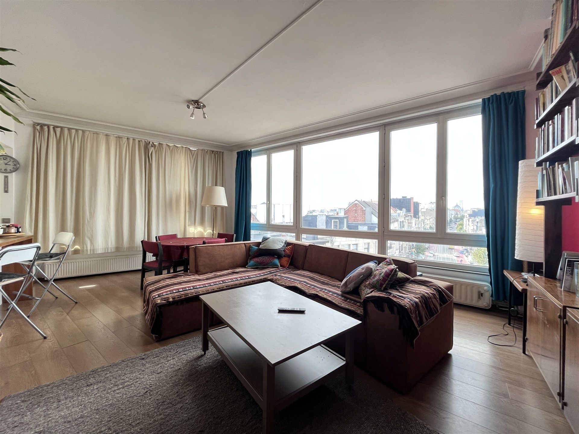 Mooi 2 slaapkamer appartement met veel lichtinval! foto 2